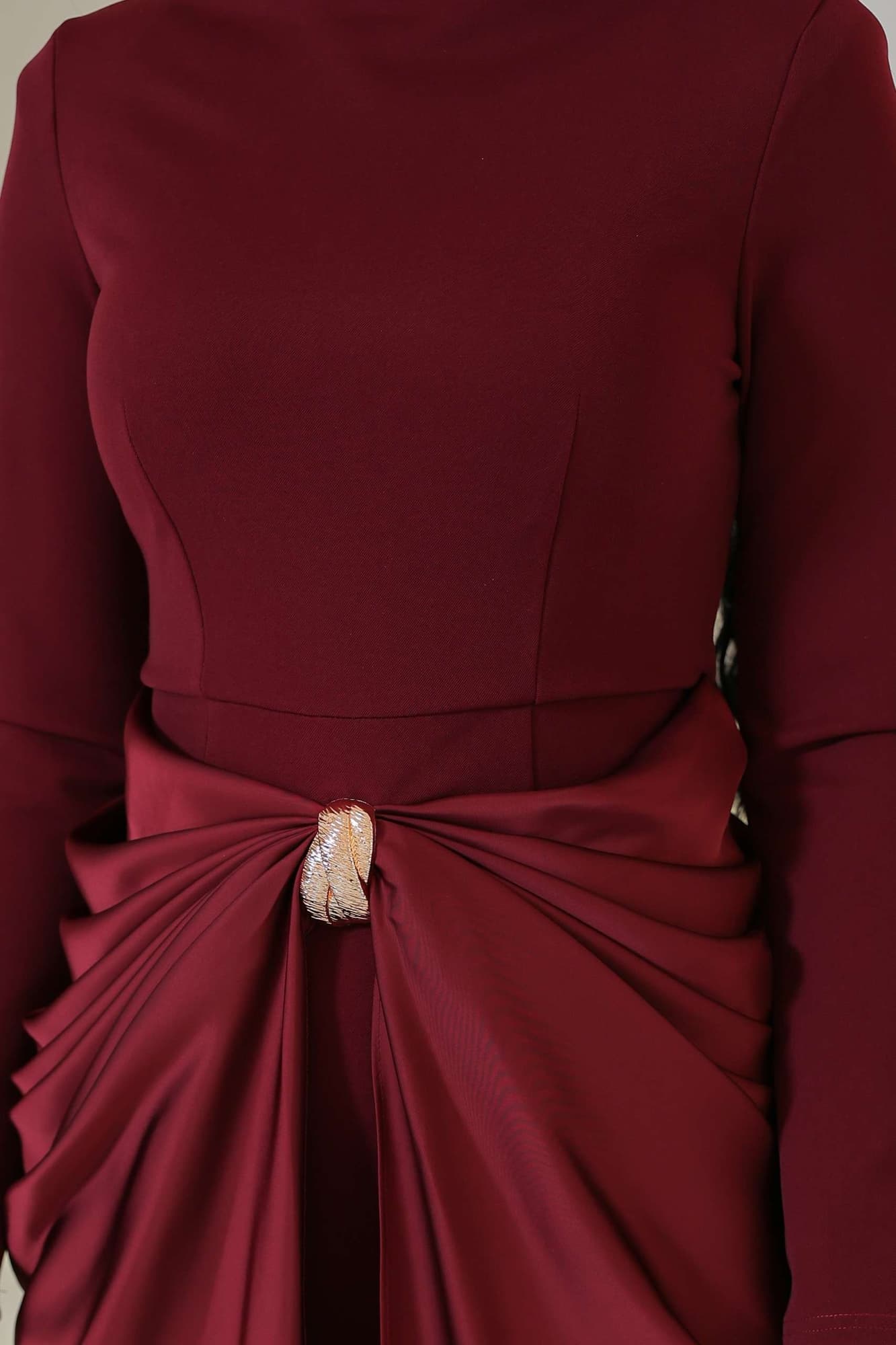 فستان أنيق بقَصّة مستقيمة ناعمة تبرز القوام، مع عقدة Draped فاخرة عند الخصر عودي