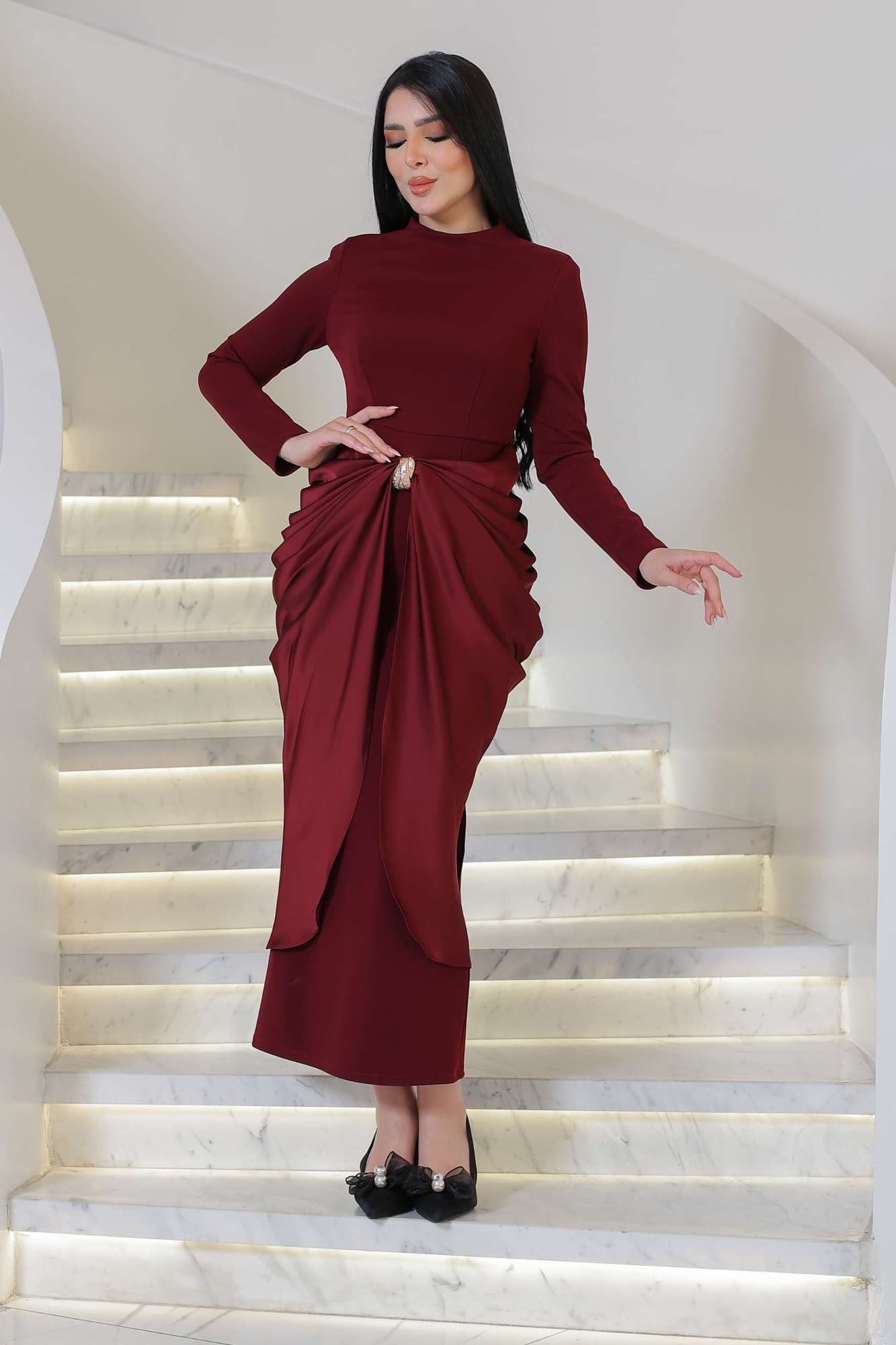 فستان أنيق بقَصّة مستقيمة ناعمة تبرز القوام، مع عقدة Draped فاخرة عند الخصر