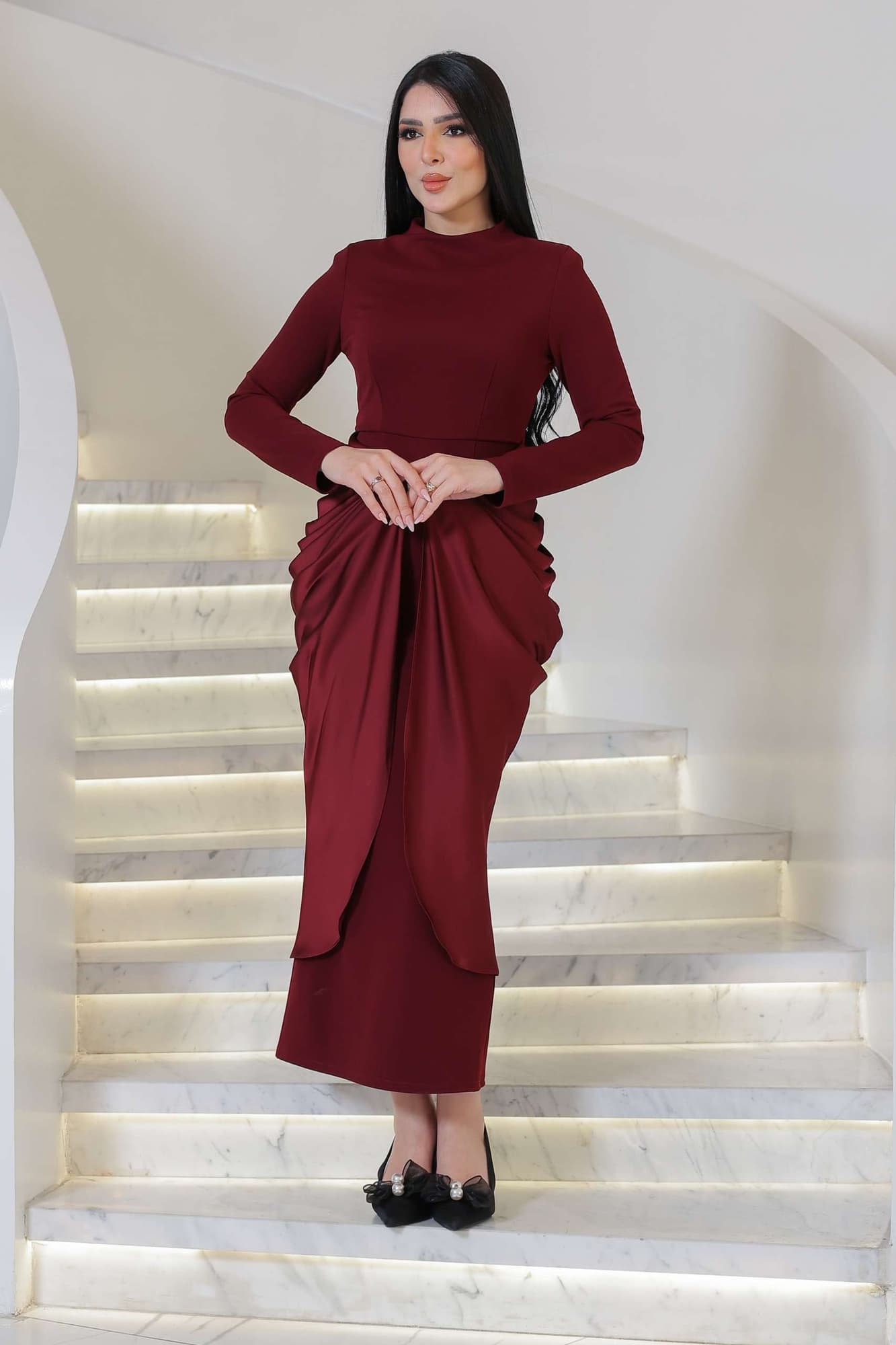 فستان أنيق بقَصّة مستقيمة ناعمة تبرز القوام، مع عقدة Draped فاخرة عند الخصر