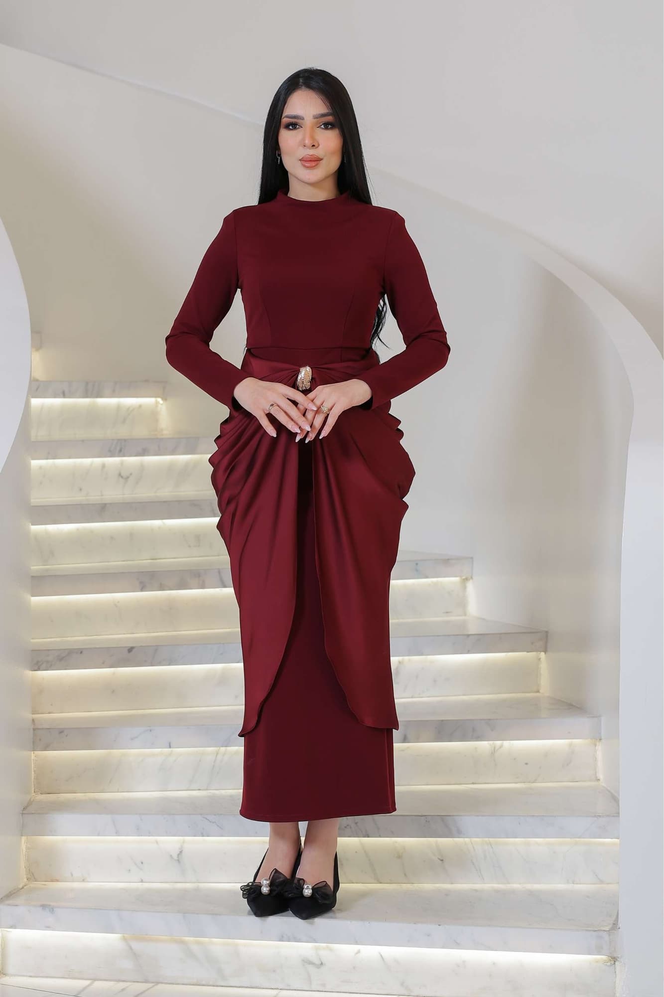 فستان أنيق بقَصّة مستقيمة ناعمة تبرز القوام، مع عقدة Draped فاخرة عند الخصر