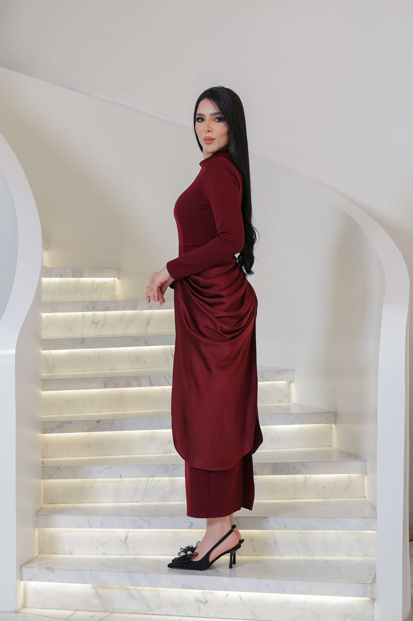 فستان أنيق بقَصّة مستقيمة ناعمة تبرز القوام، مع عقدة Draped فاخرة عند الخصر