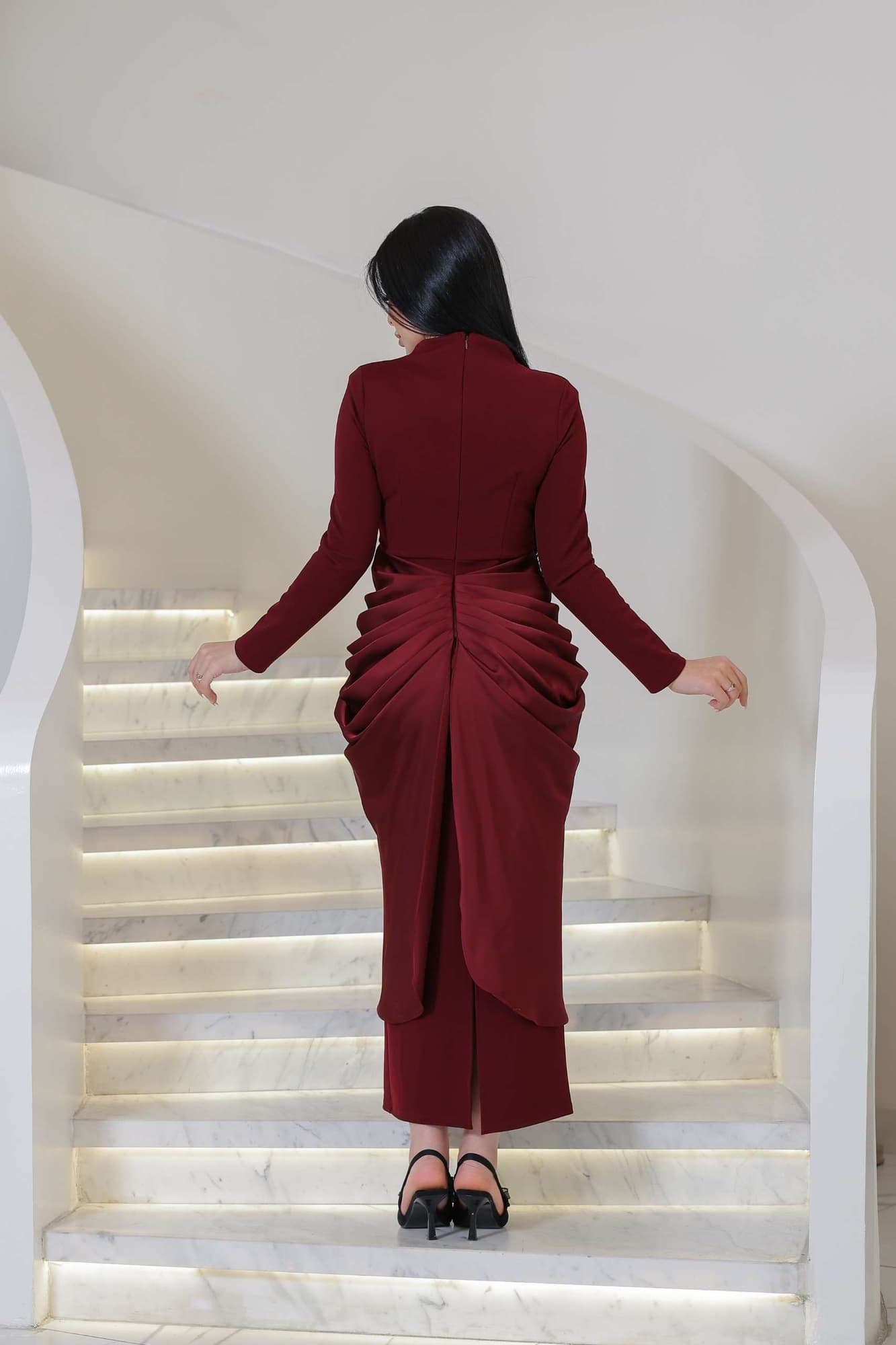 فستان أنيق بقَصّة مستقيمة ناعمة تبرز القوام، مع عقدة Draped فاخرة عند الخصر