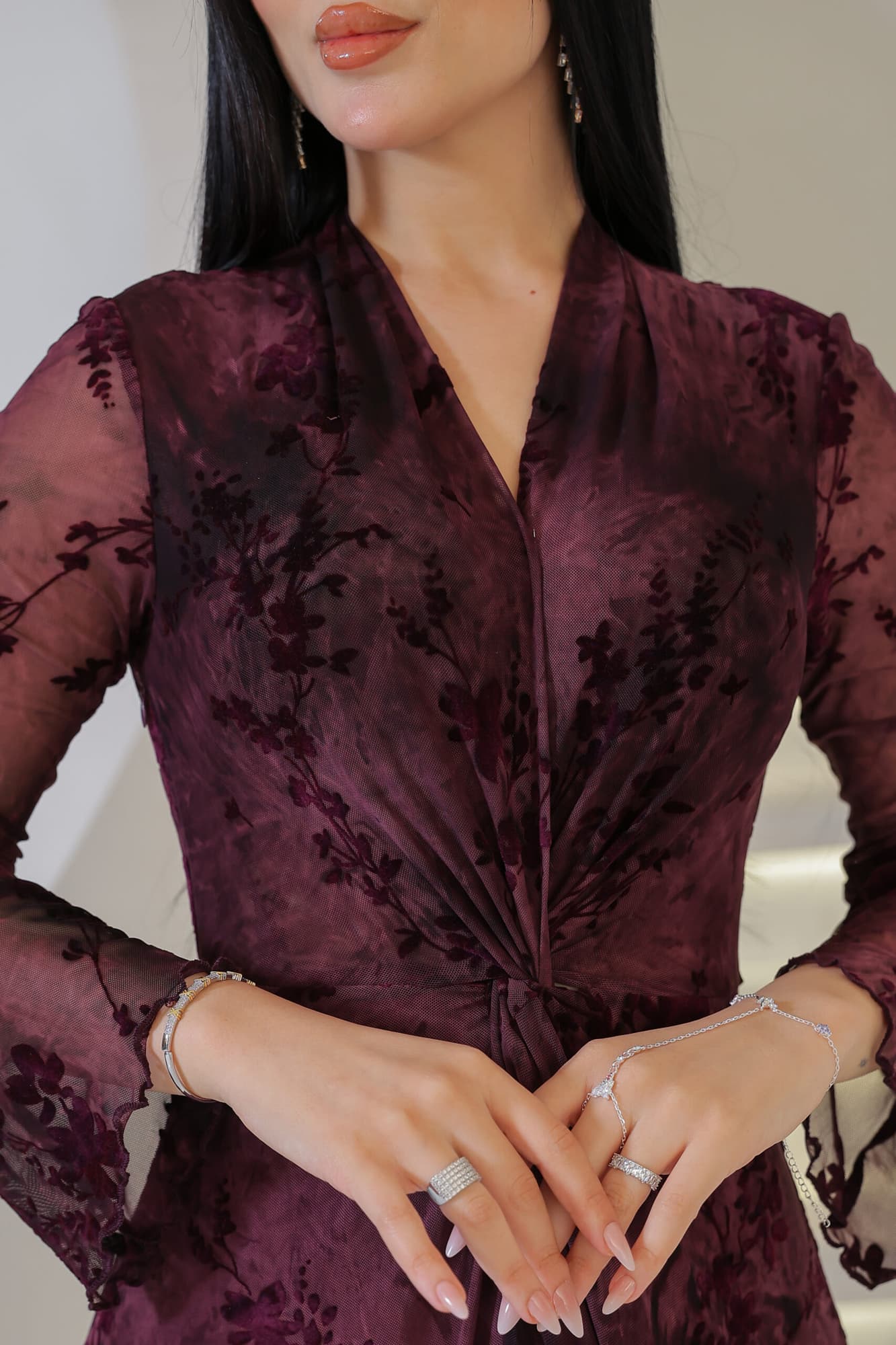 فستان طويل يعكس الفخامة والرقي مزين بنقشة زهور مخملية ناعمة بنفسجي غامق