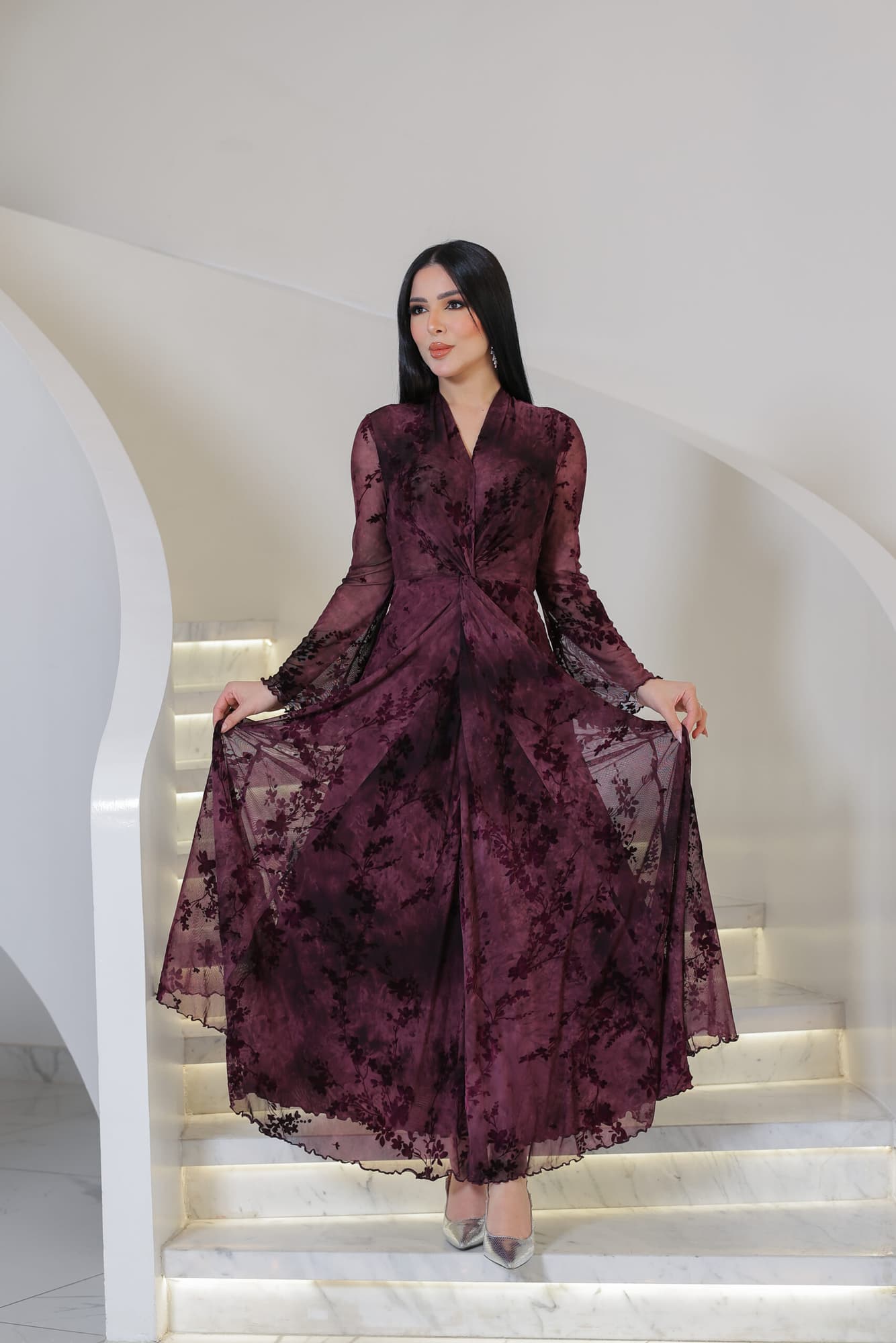 فستان طويل يعكس الفخامة والرقي مزين بنقشة زهور مخملية ناعمة