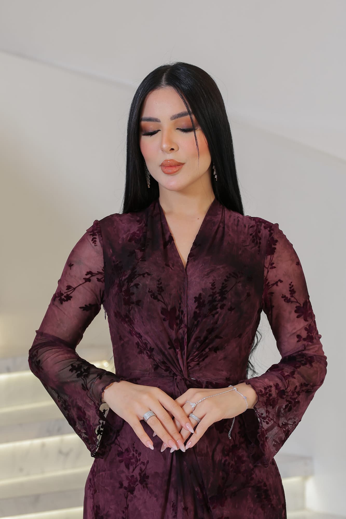 فستان طويل يعكس الفخامة والرقي مزين بنقشة زهور مخملية ناعمة