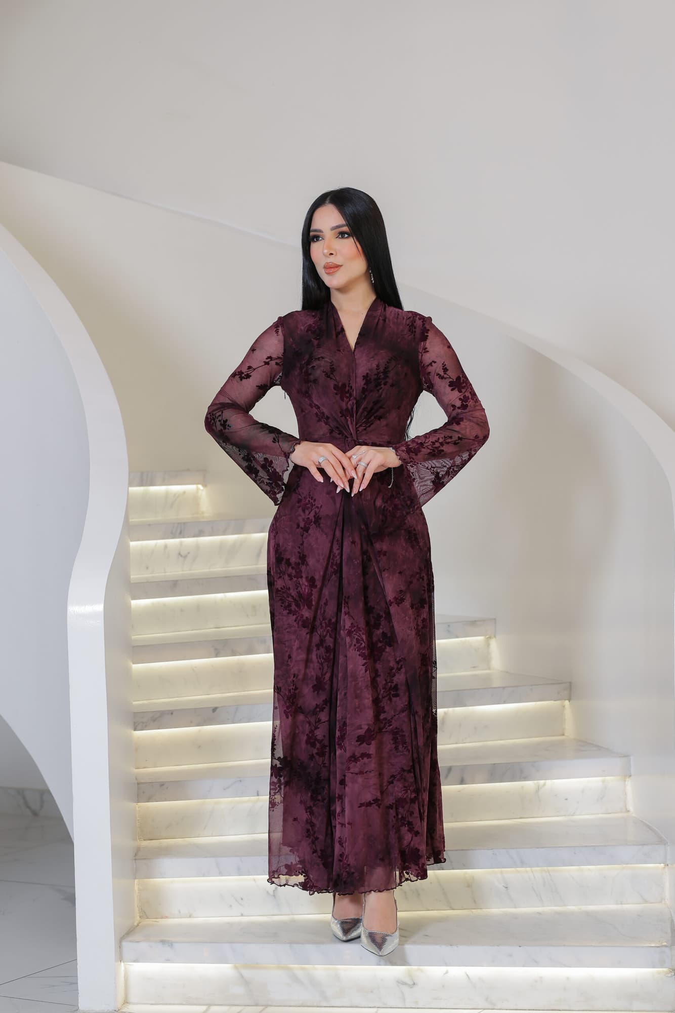 فستان طويل يعكس الفخامة والرقي مزين بنقشة زهور مخملية ناعمة