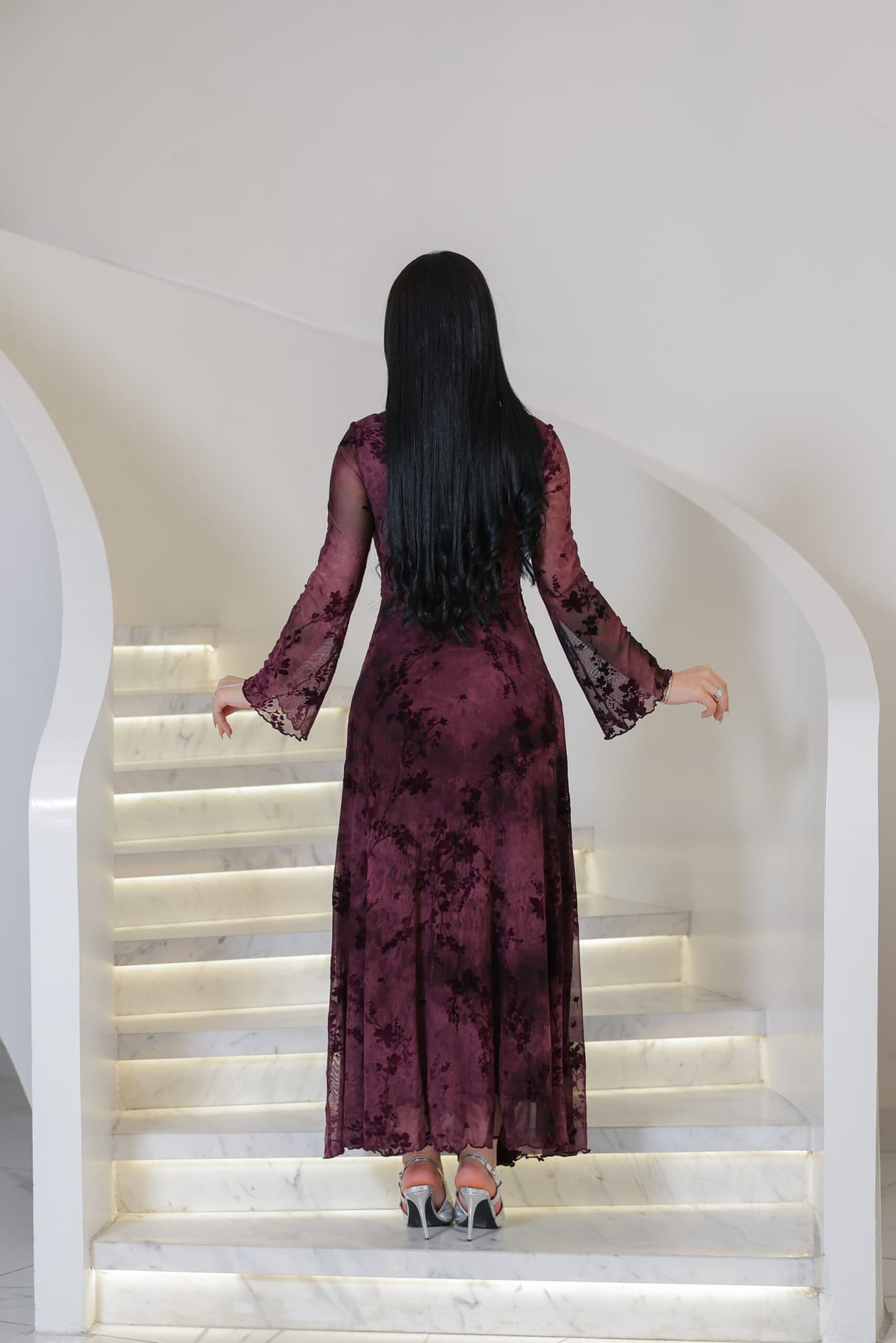 فستان طويل يعكس الفخامة والرقي مزين بنقشة زهور مخملية ناعمة