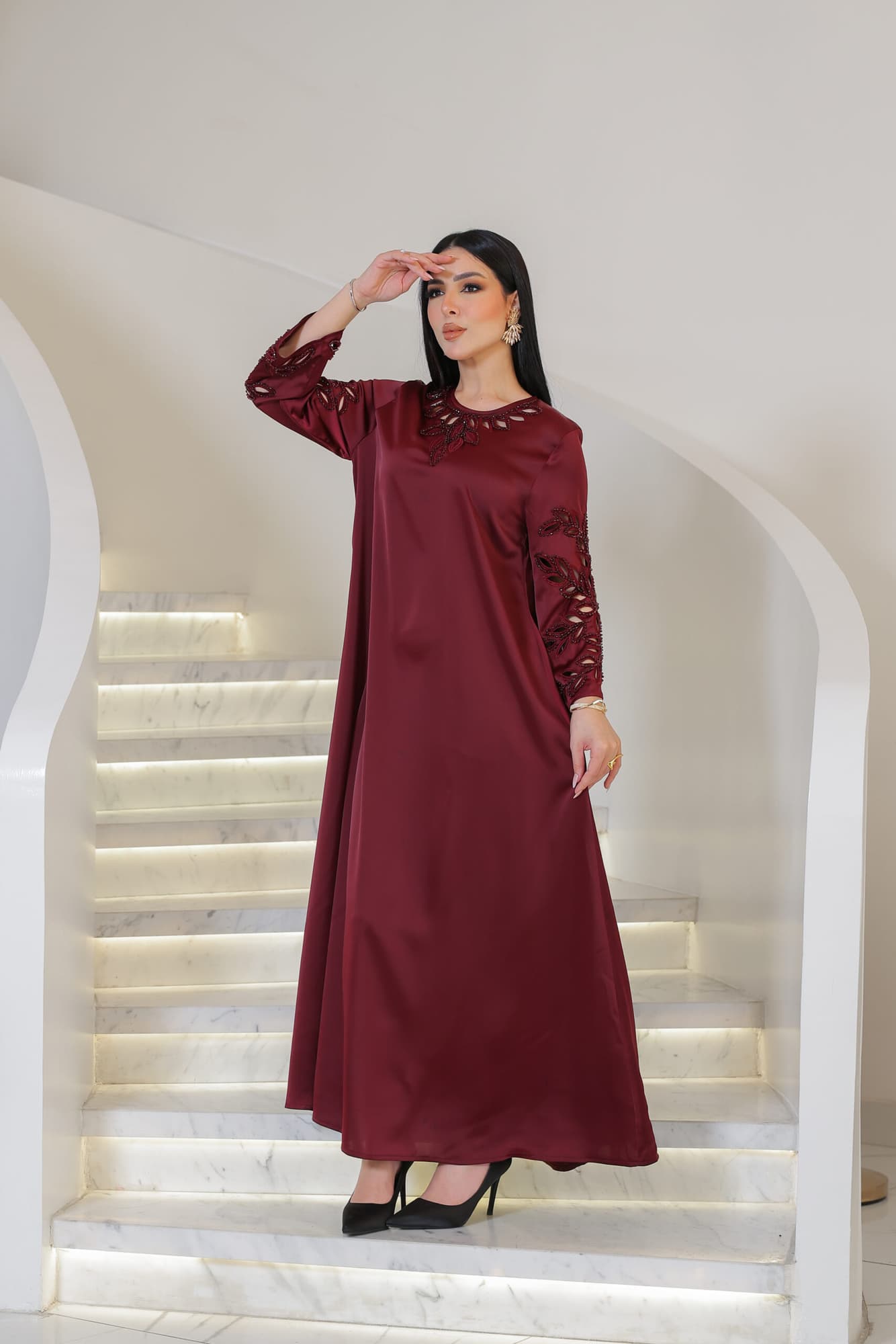 جلابية أنيقة بتصميم واسع بقصّة انسيابية مع تطريز ناعم وبارز