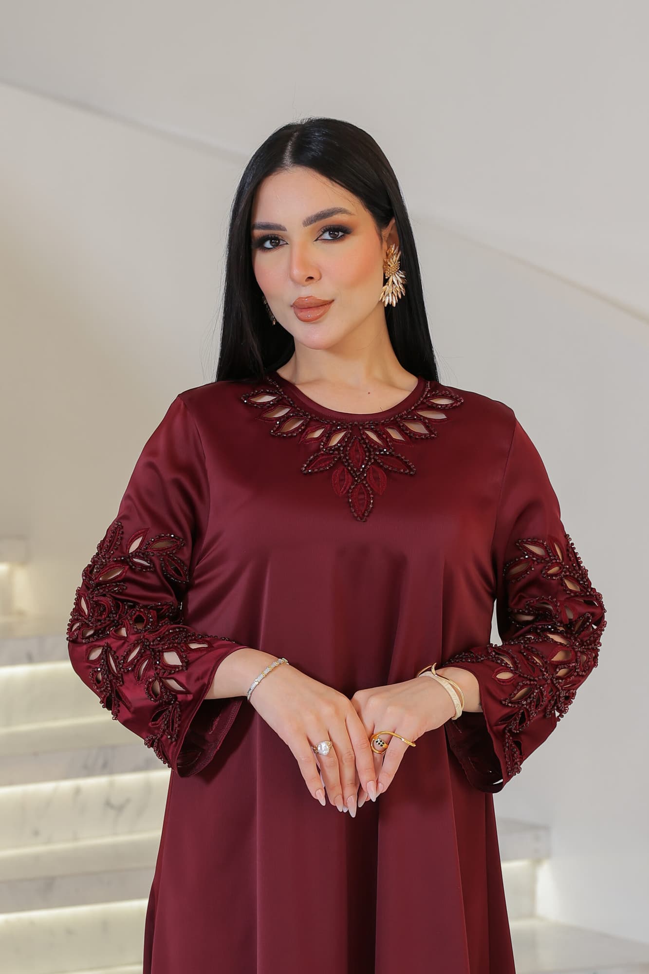 جلابية أنيقة بتصميم واسع بقصّة انسيابية مع تطريز ناعم وبارز