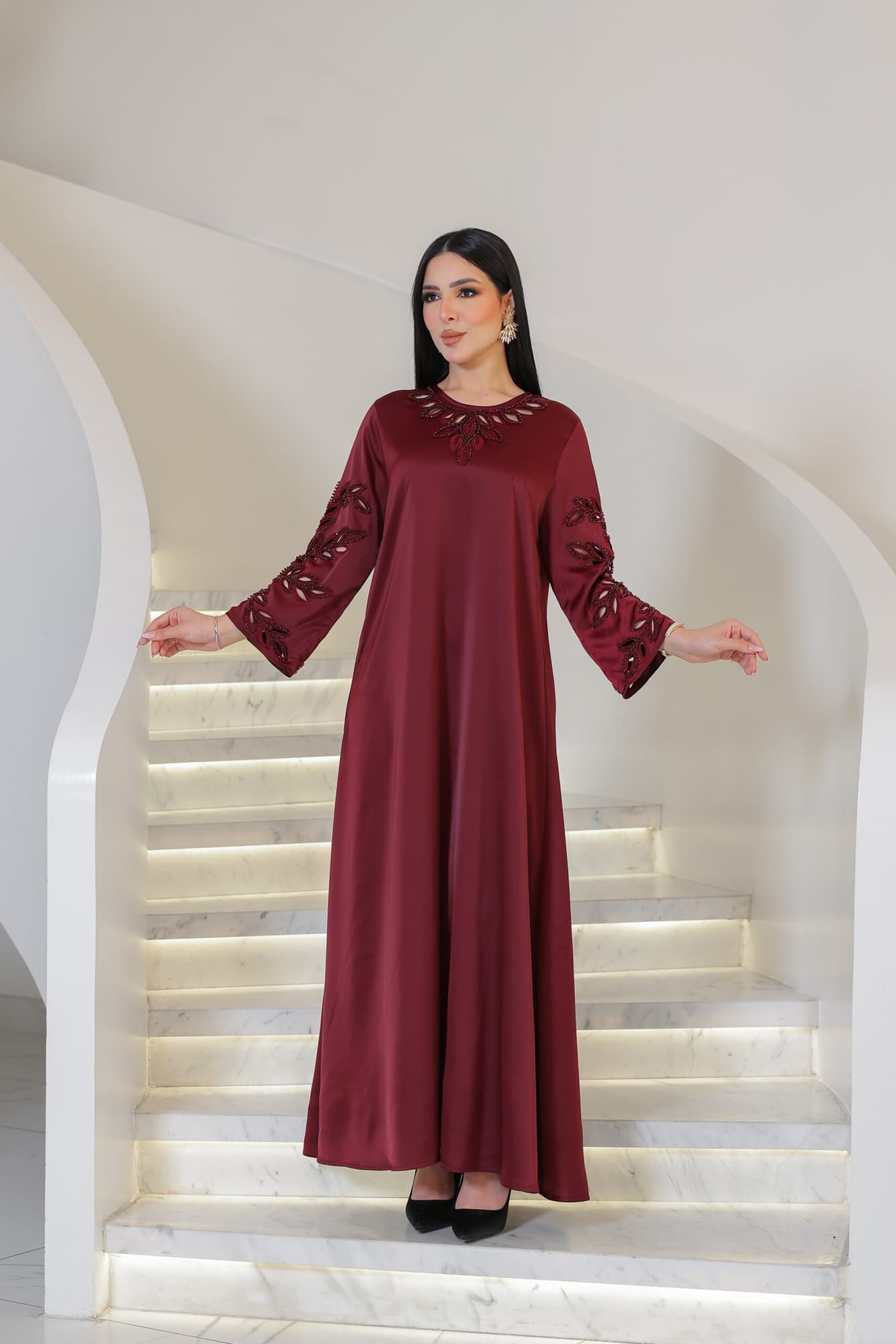 جلابية أنيقة بتصميم واسع بقصّة انسيابية مع تطريز ناعم وبارز