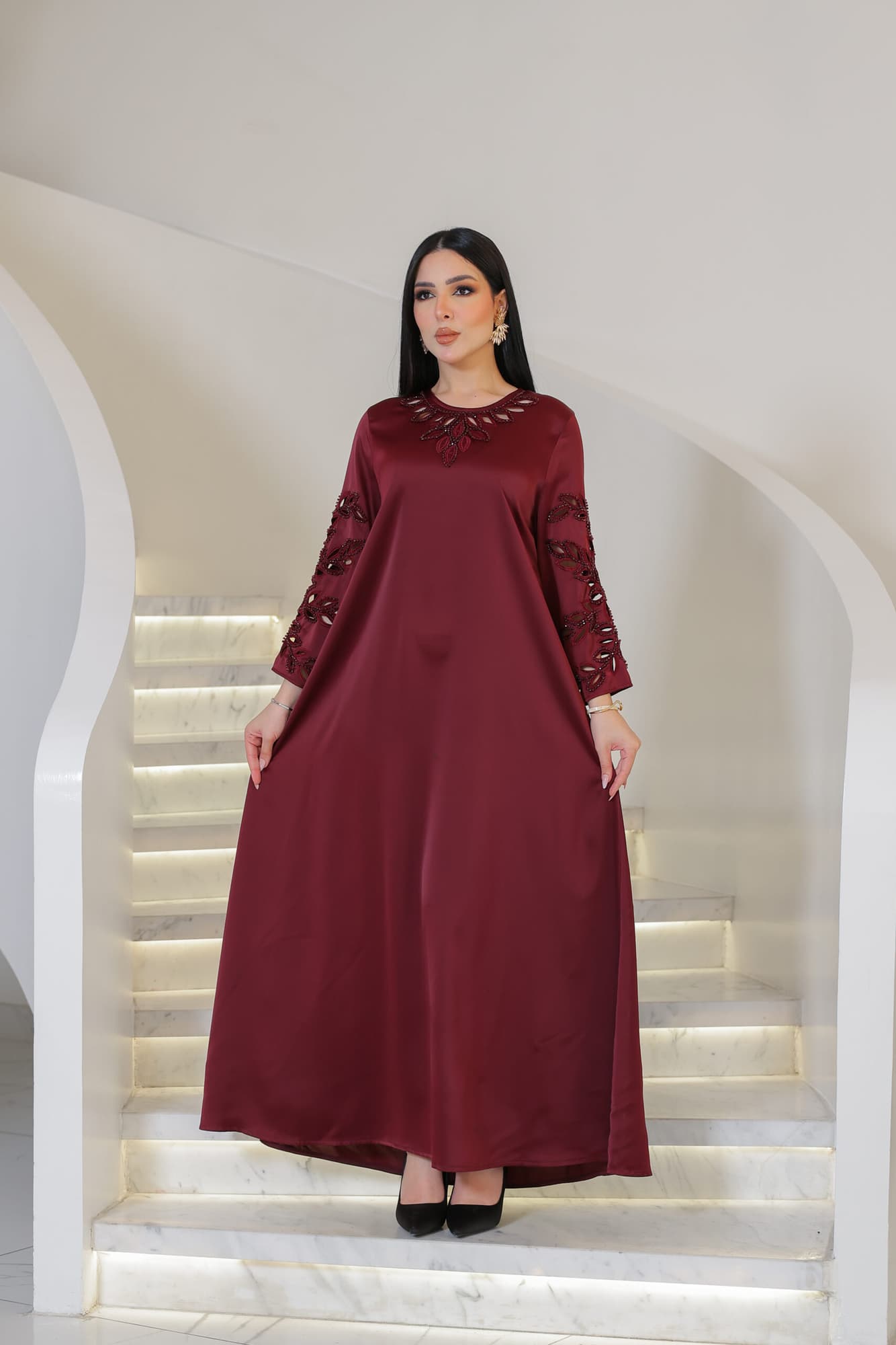 جلابية أنيقة بتصميم واسع بقصّة انسيابية مع تطريز ناعم وبارز