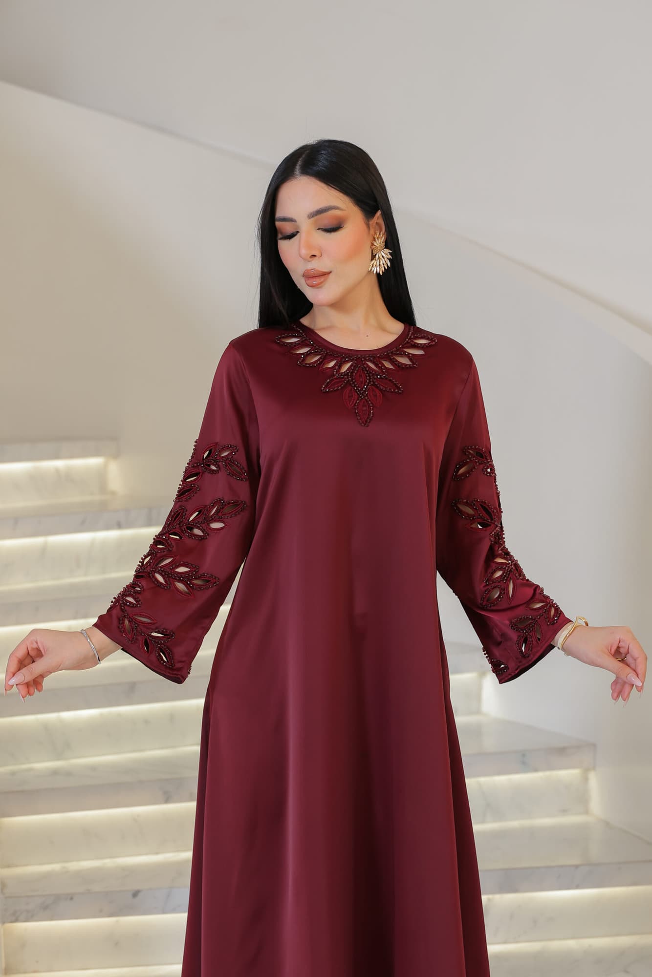 جلابية أنيقة بتصميم واسع بقصّة انسيابية مع تطريز ناعم وبارز