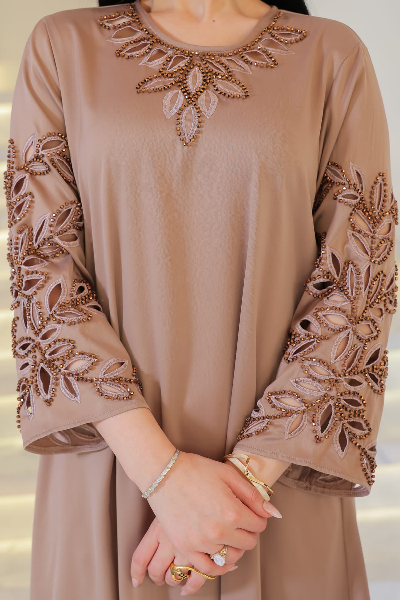 جلابية أنيقة بتصميم واسع بقصّة انسيابية مع تطريز ناعم وبارز لاتيه