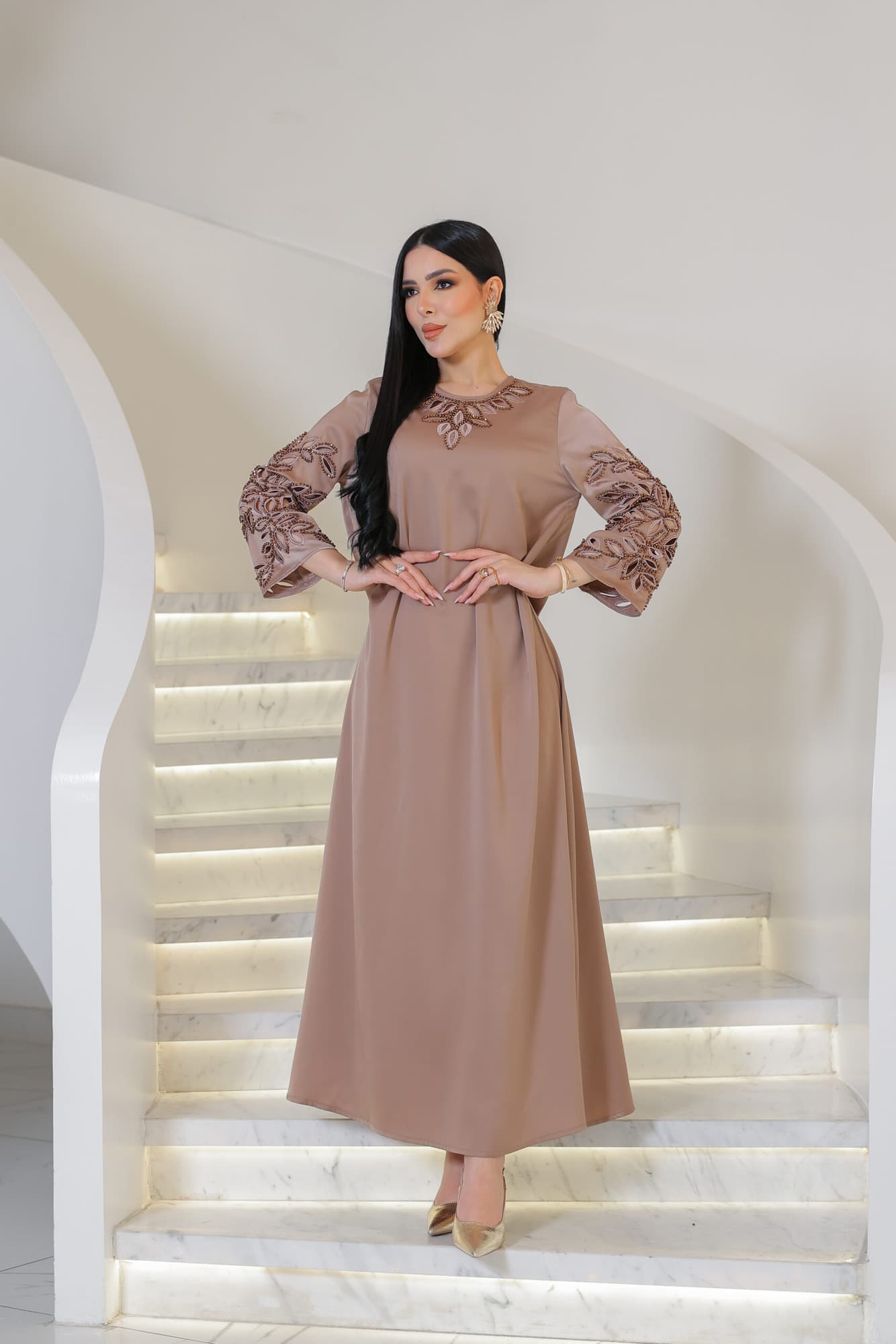 جلابية أنيقة بتصميم واسع بقصّة انسيابية مع تطريز ناعم وبارز