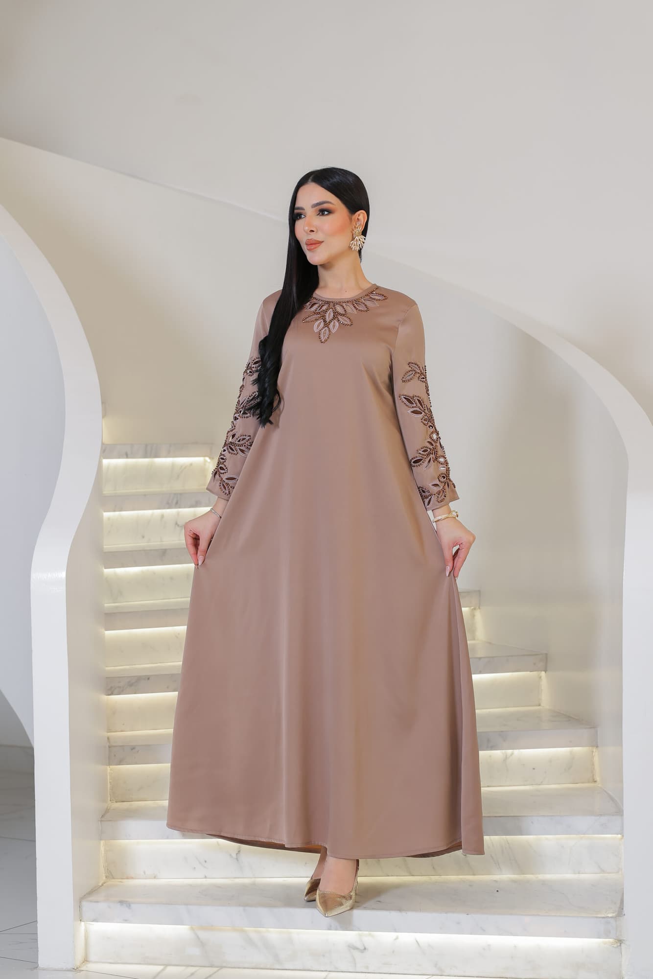 جلابية أنيقة بتصميم واسع بقصّة انسيابية مع تطريز ناعم وبارز