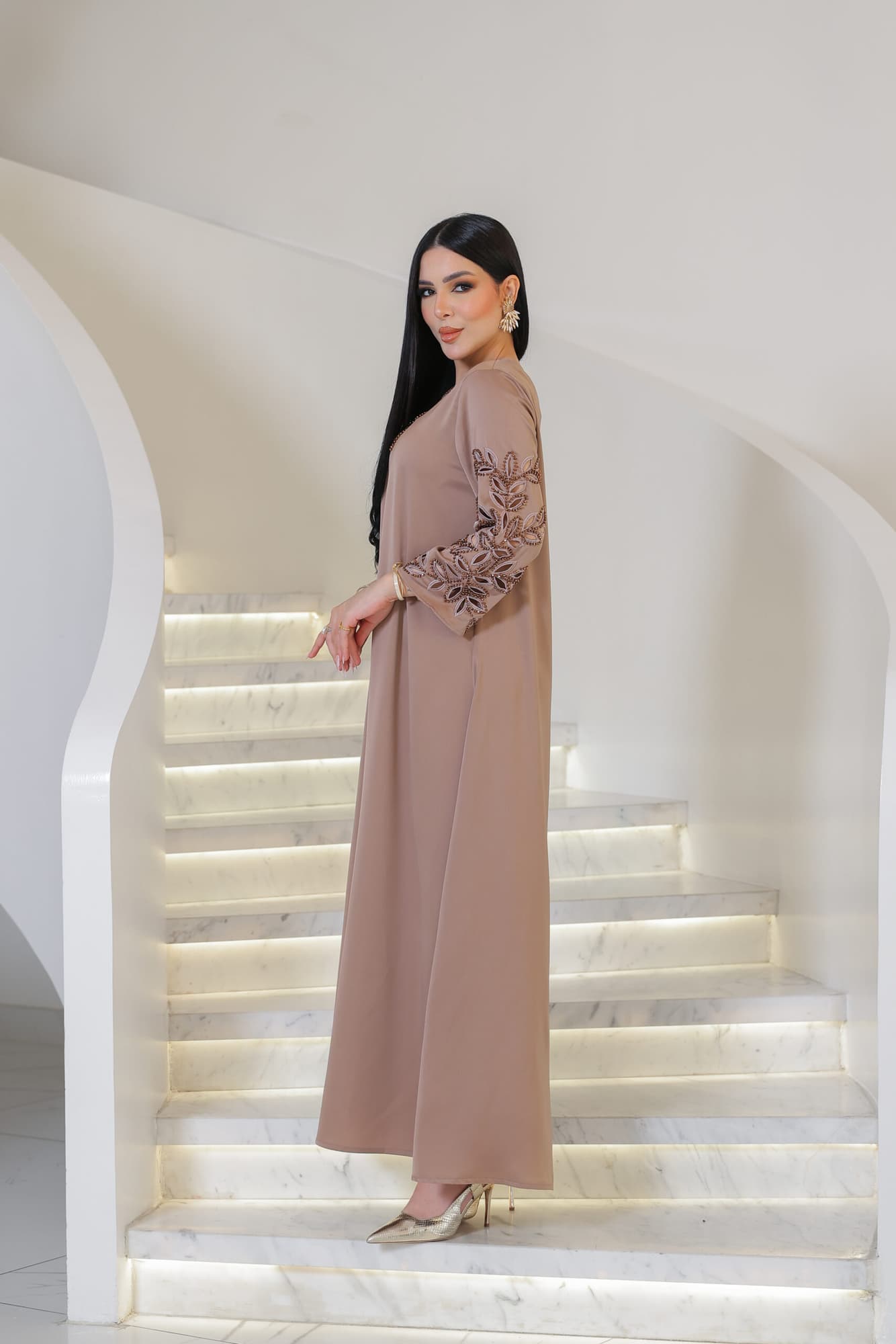 جلابية أنيقة بتصميم واسع بقصّة انسيابية مع تطريز ناعم وبارز