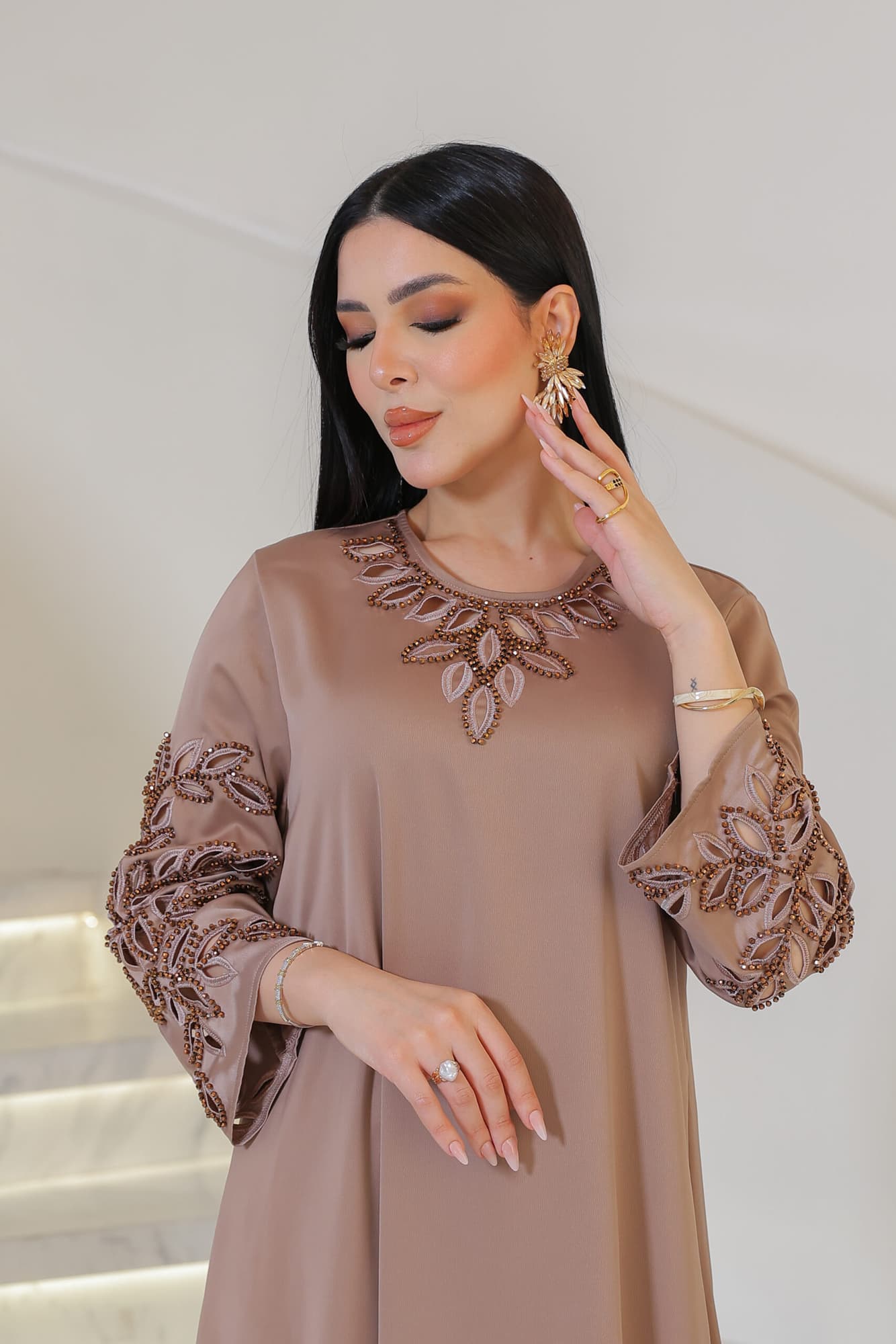 جلابية أنيقة بتصميم واسع بقصّة انسيابية مع تطريز ناعم وبارز