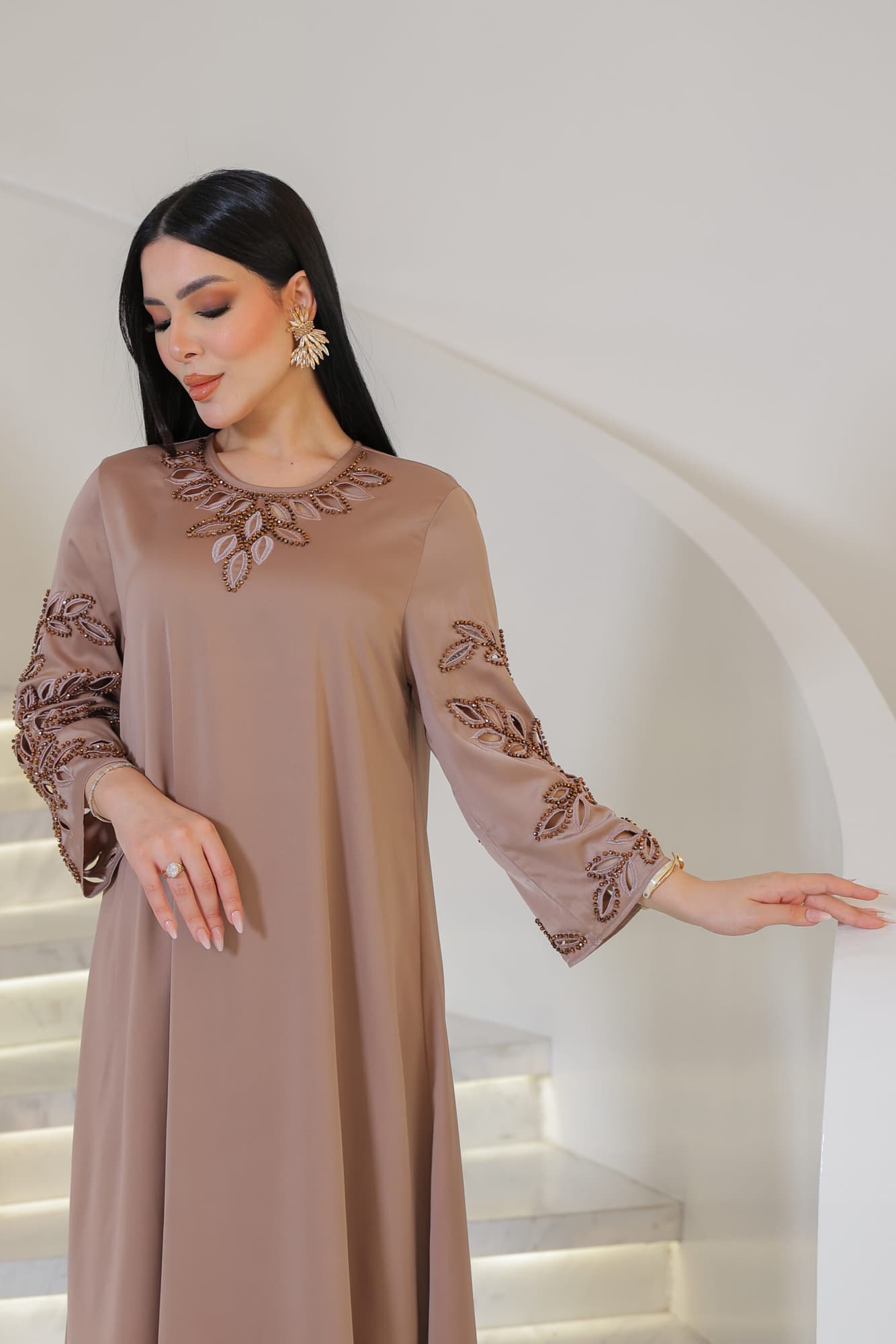 جلابية أنيقة بتصميم واسع بقصّة انسيابية مع تطريز ناعم وبارز