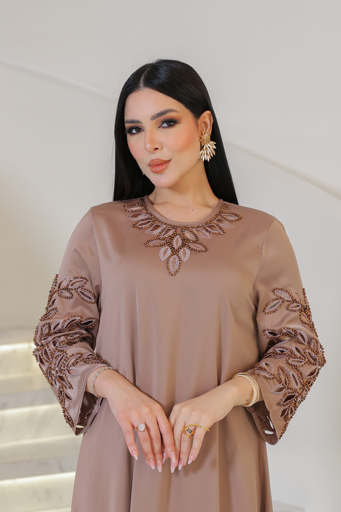 جلابية أنيقة بتصميم واسع بقصّة انسيابية مع تطريز ناعم وبارز