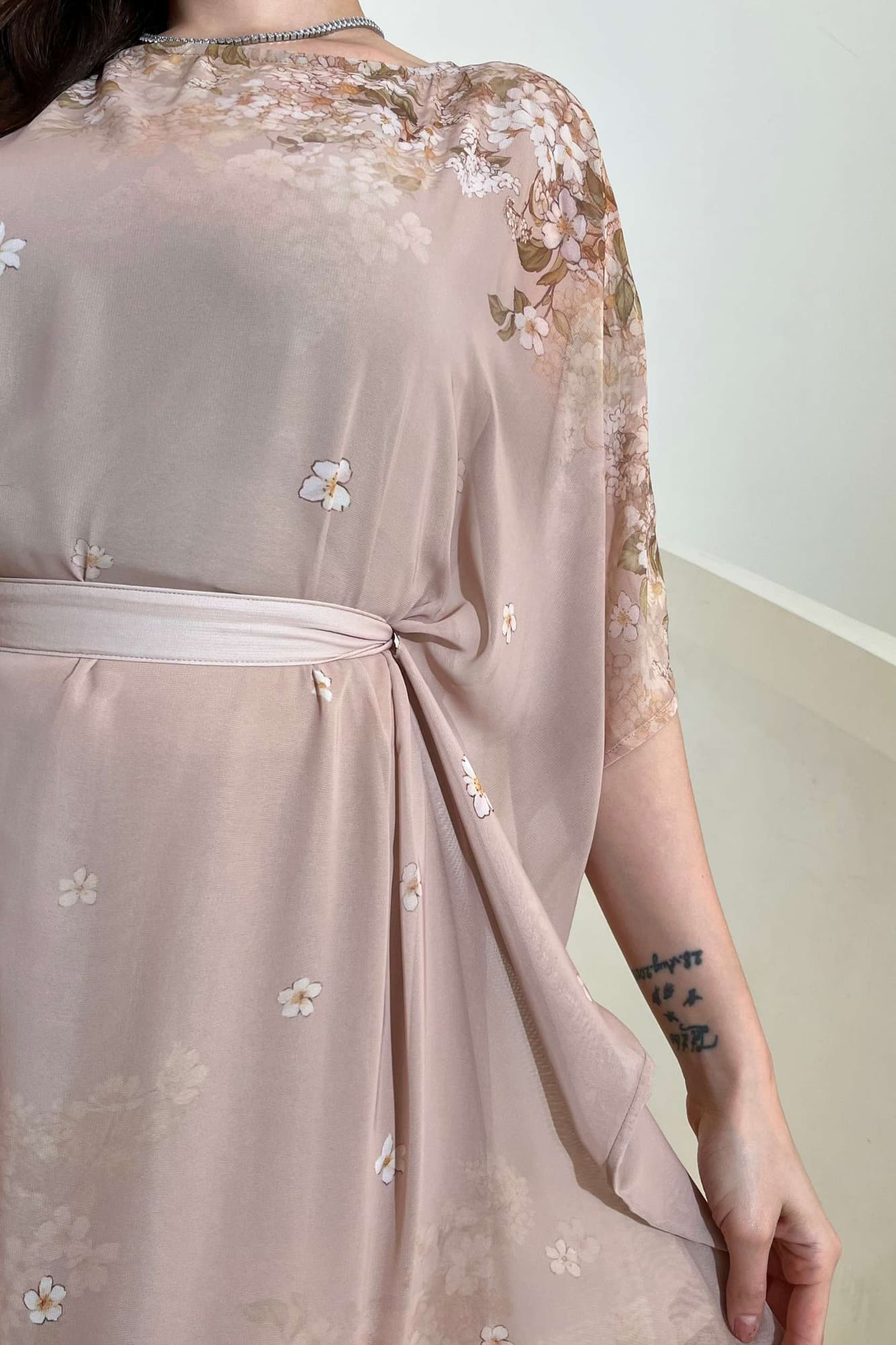 جلابية ناعمة مزينة بطبعات زهور رقيقة تمنحك إطلالة أنثوية راقية بيج