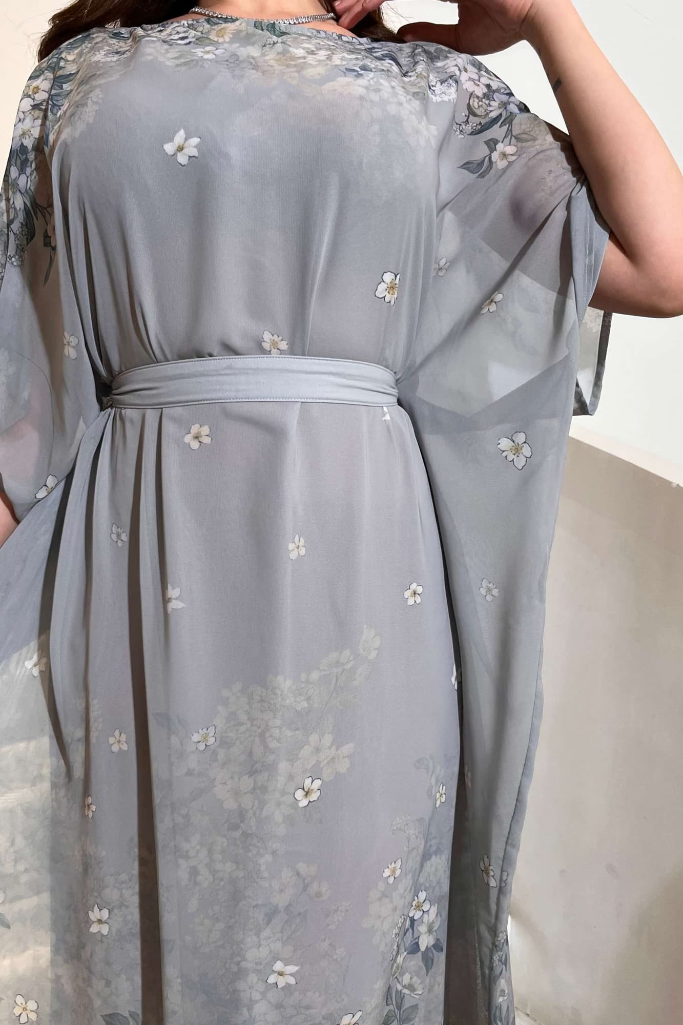 جلابية ناعمة مزينة بطبعات زهور رقيقة تمنحك إطلالة أنثوية راقية