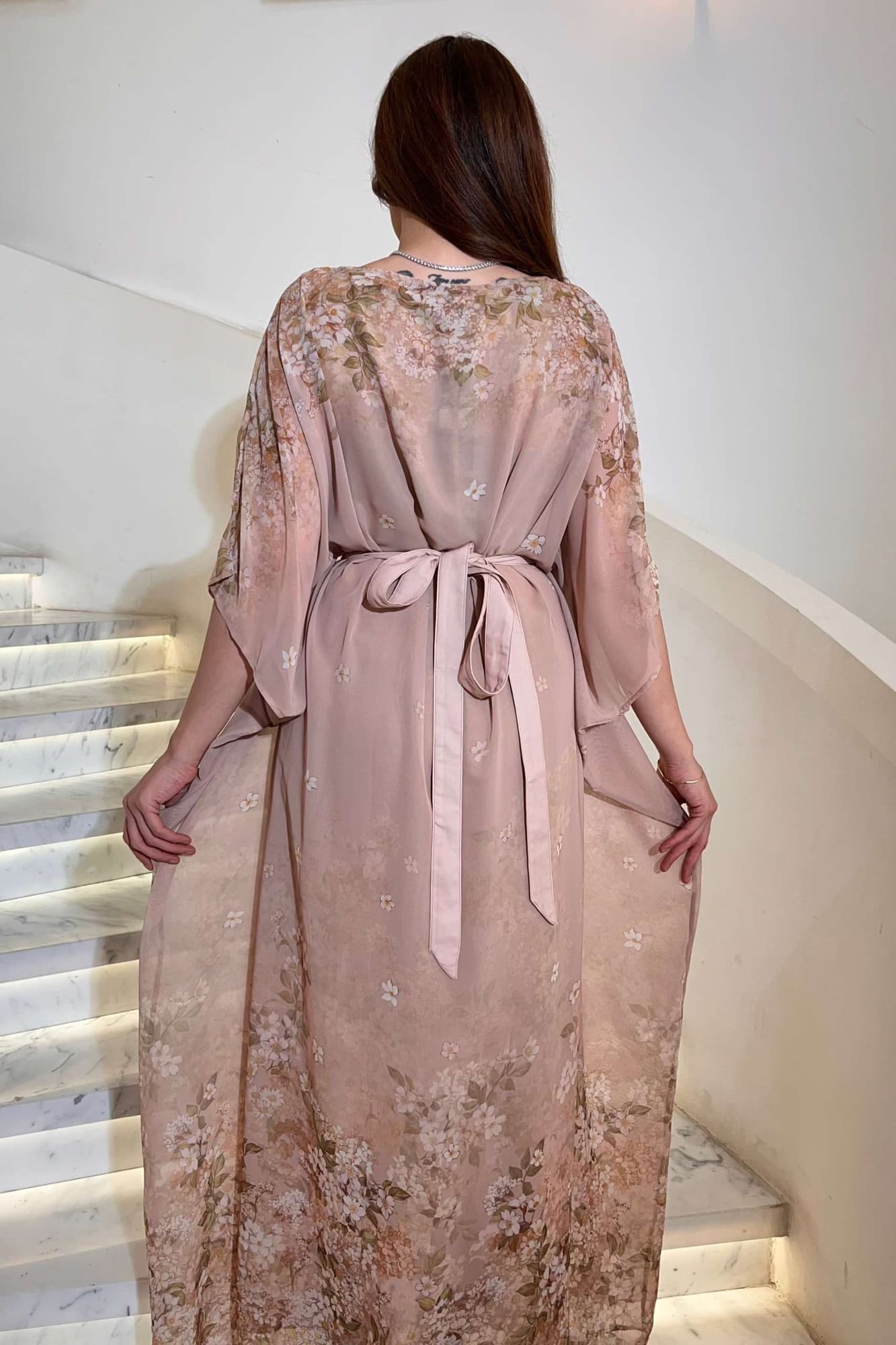 جلابية ناعمة مزينة بطبعات زهور رقيقة تمنحك إطلالة أنثوية راقية