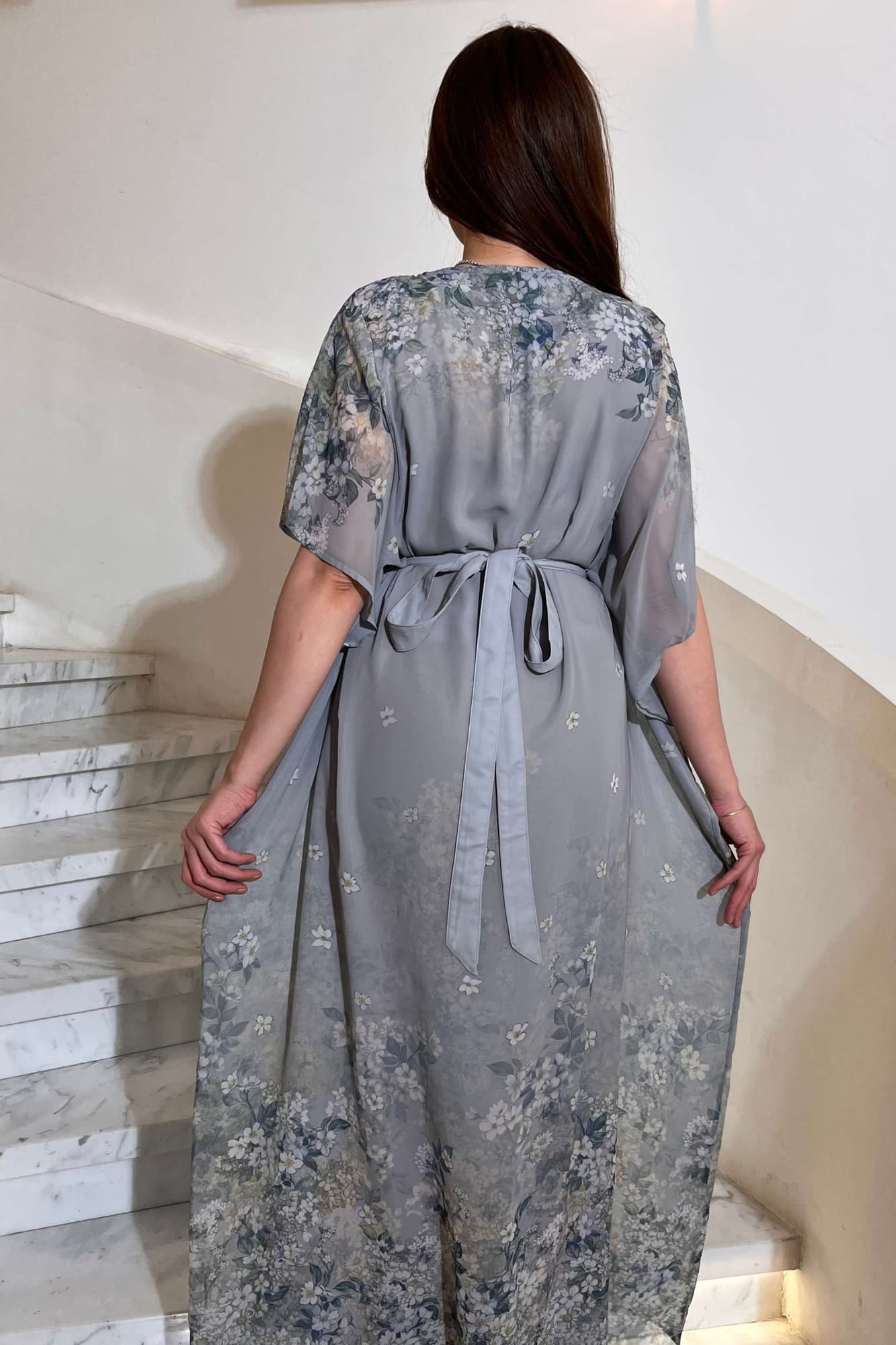 جلابية ناعمة مزينة بطبعات زهور رقيقة تمنحك إطلالة أنثوية راقية