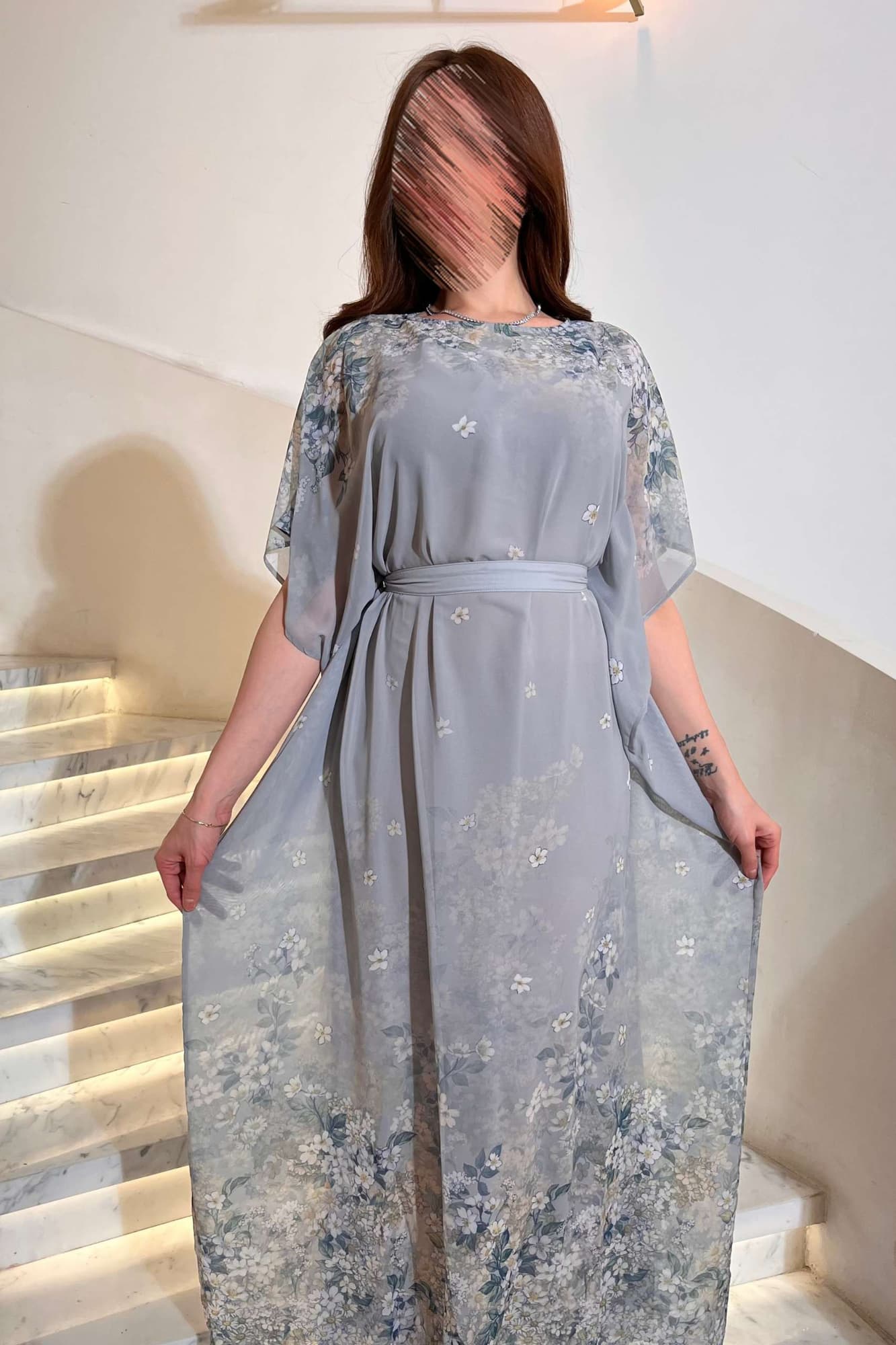 جلابية ناعمة مزينة بطبعات زهور رقيقة تمنحك إطلالة أنثوية راقية