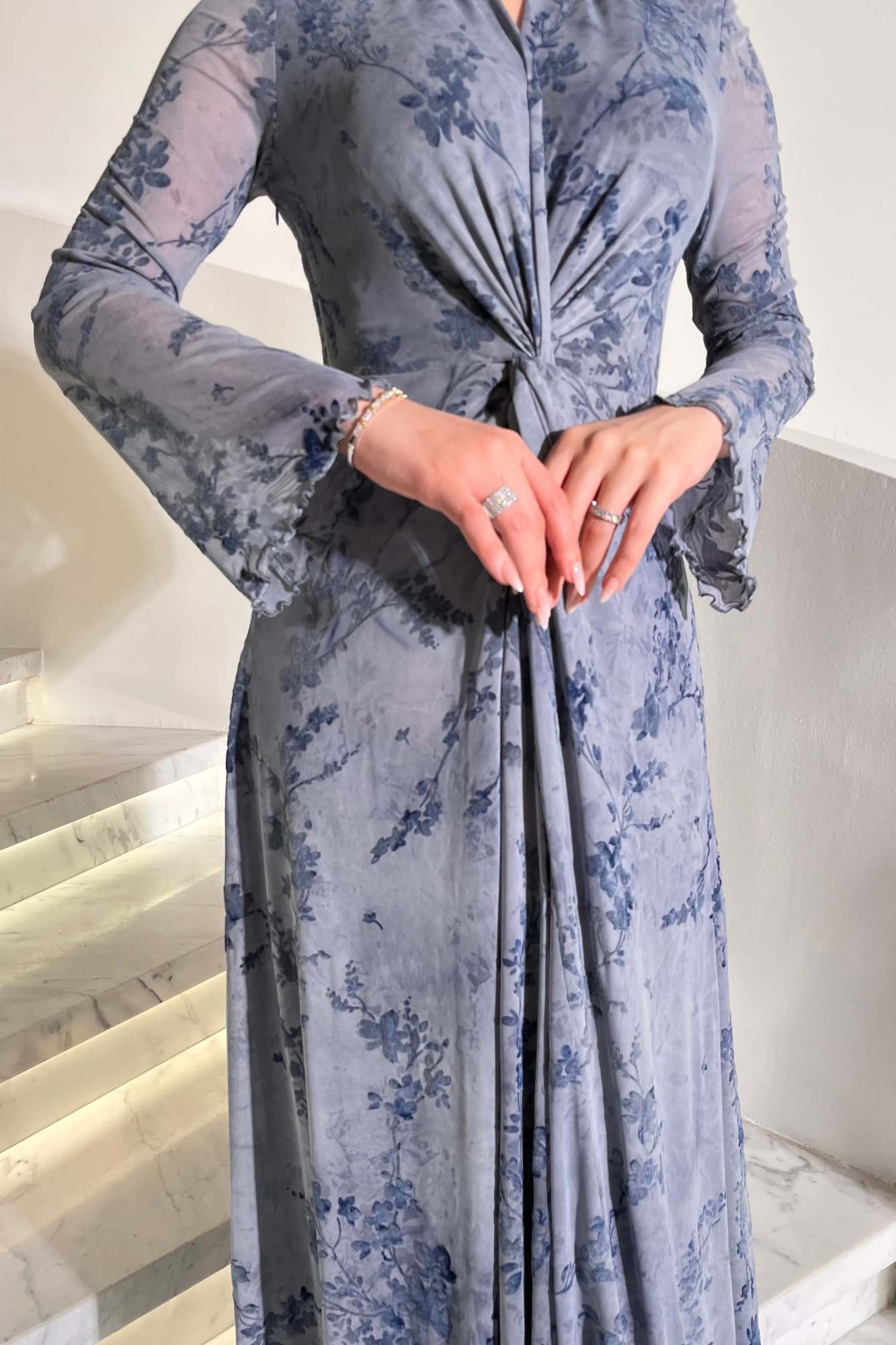 فستان طويل يعكس الفخامة والرقي مزين بنقشة زهور مخملية ناعمة بحري