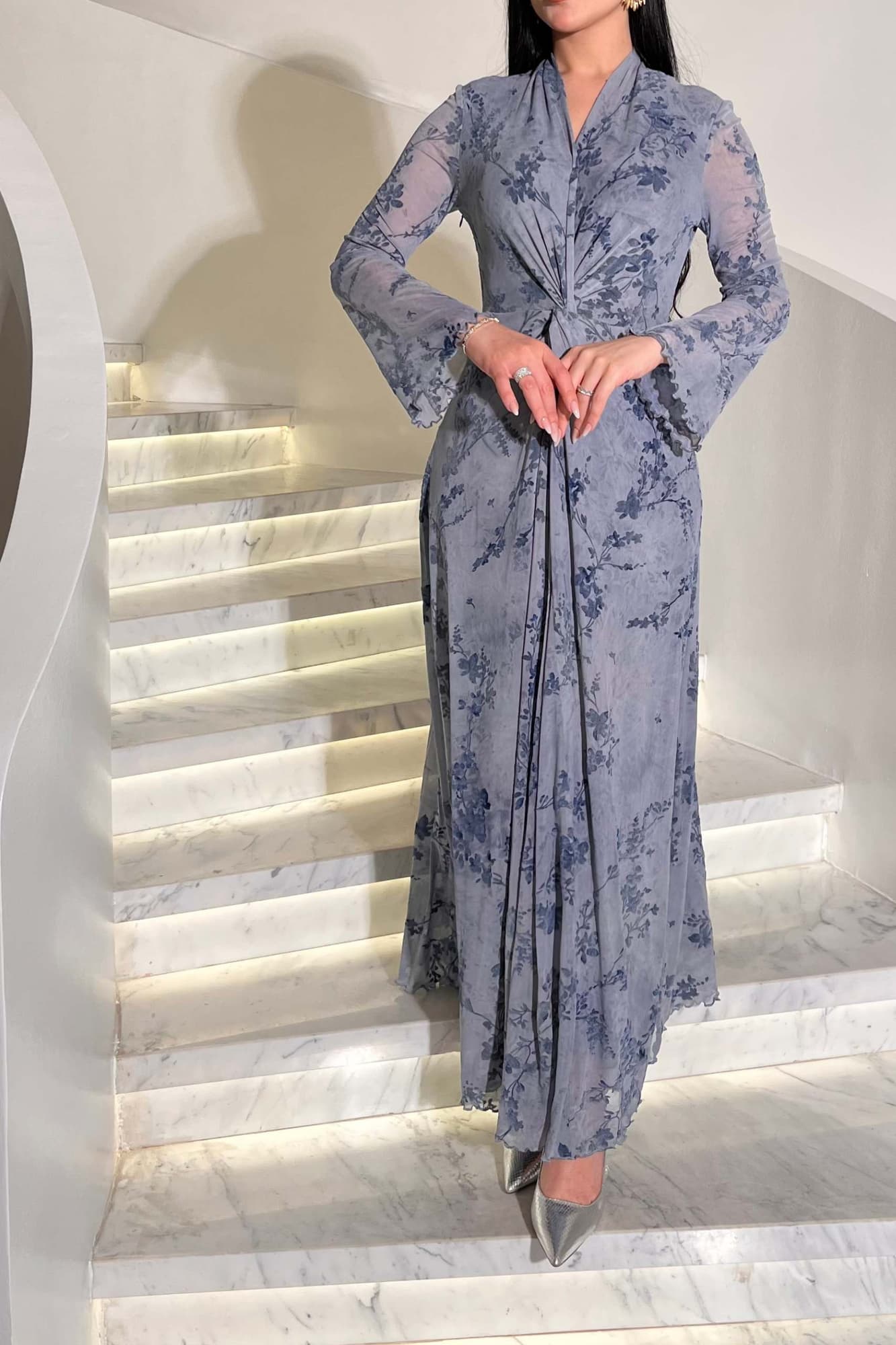 فستان طويل يعكس الفخامة والرقي مزين بنقشة زهور مخملية ناعمة