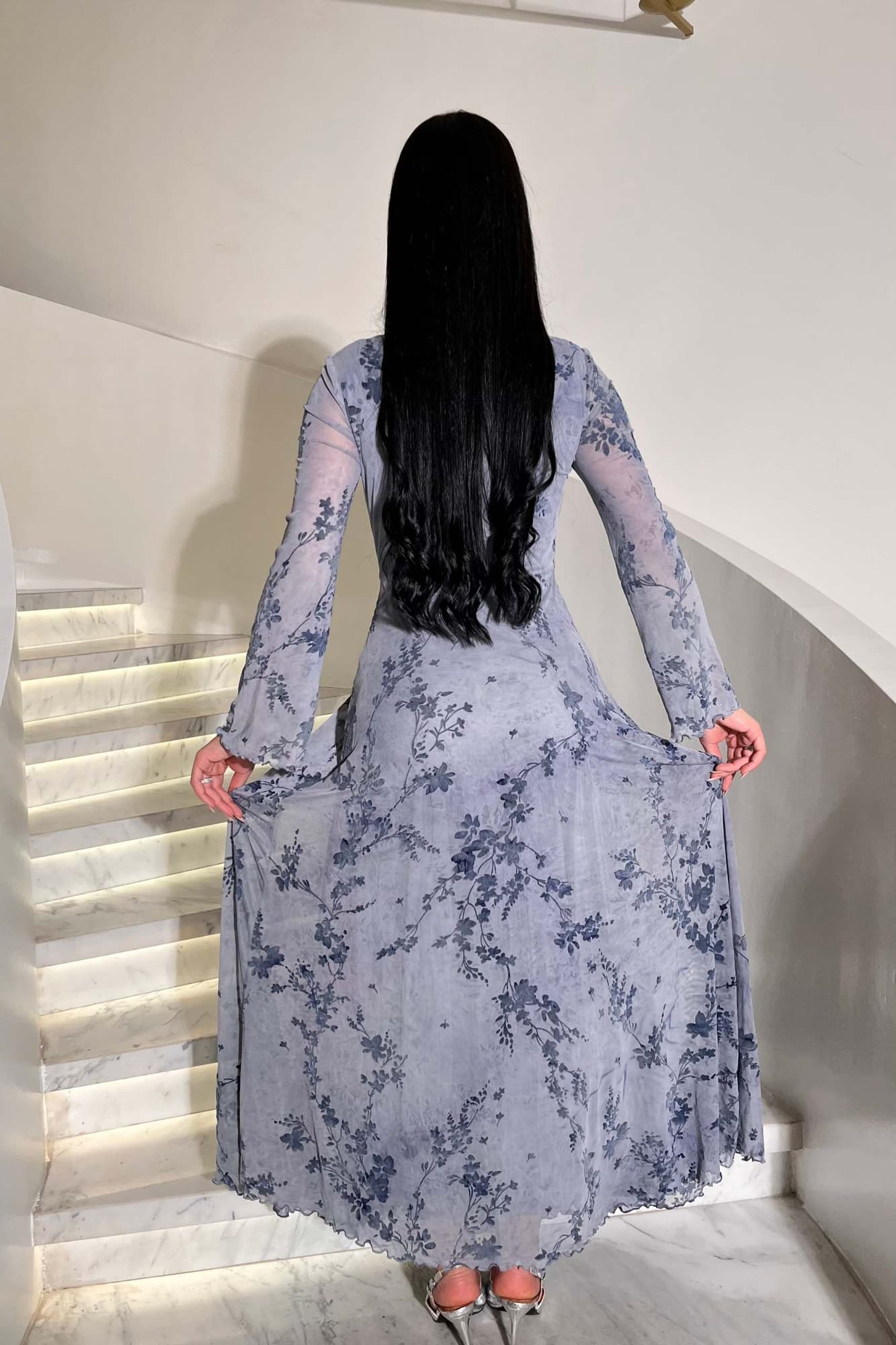 فستان طويل يعكس الفخامة والرقي مزين بنقشة زهور مخملية ناعمة