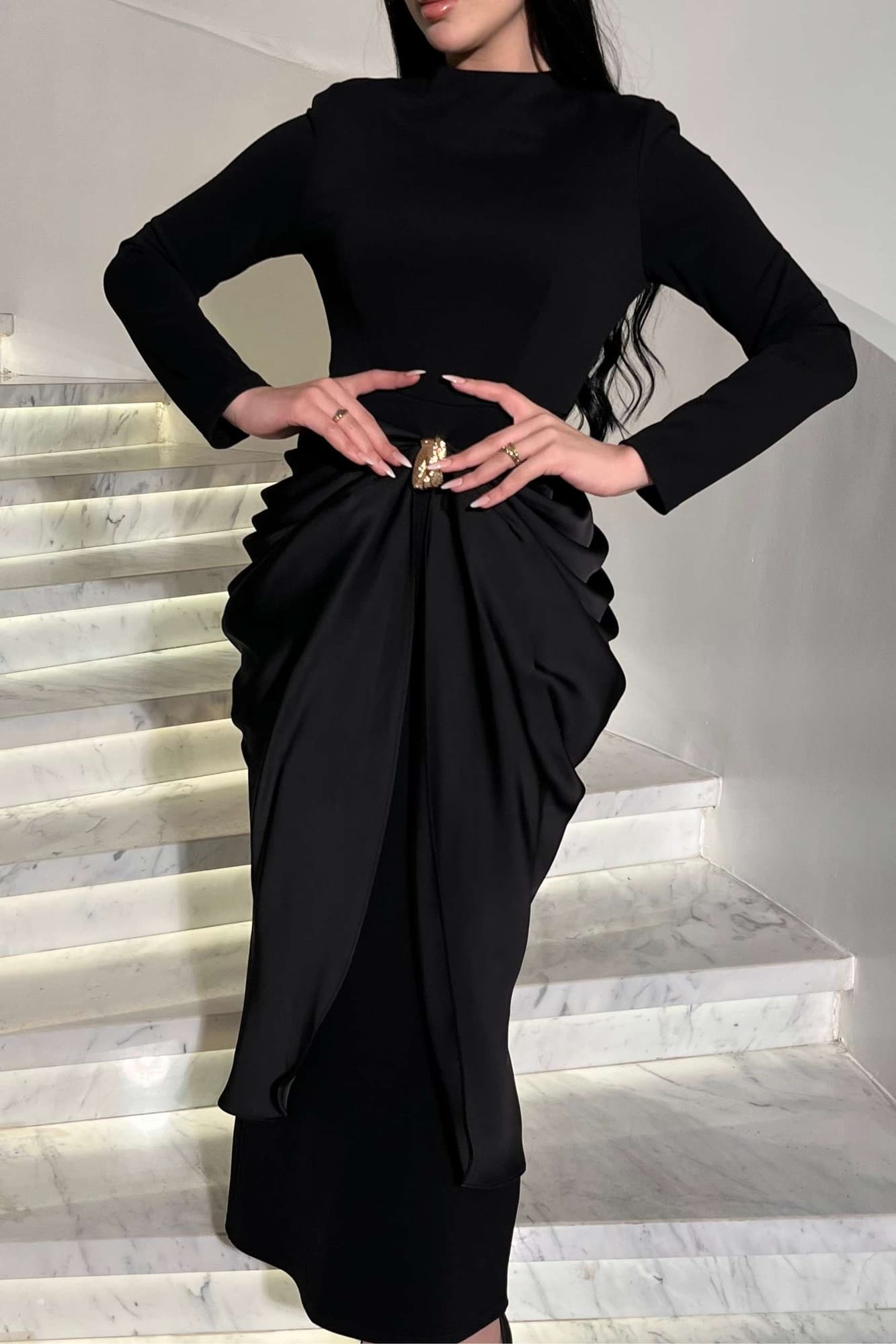 فستان أنيق بقَصّة مستقيمة ناعمة تبرز القوام، مع عقدة Draped فاخرة عند الخصر