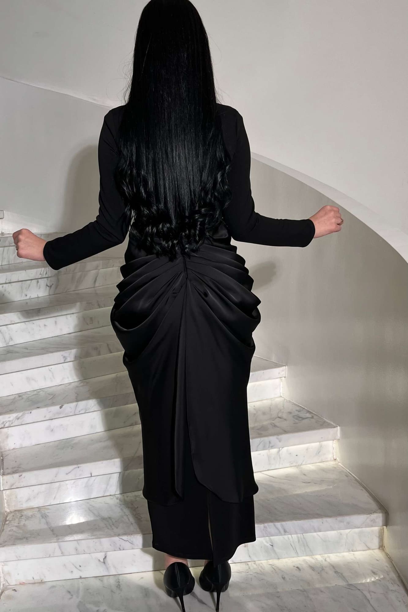 فستان أنيق بقَصّة مستقيمة ناعمة تبرز القوام، مع عقدة Draped فاخرة عند الخصر