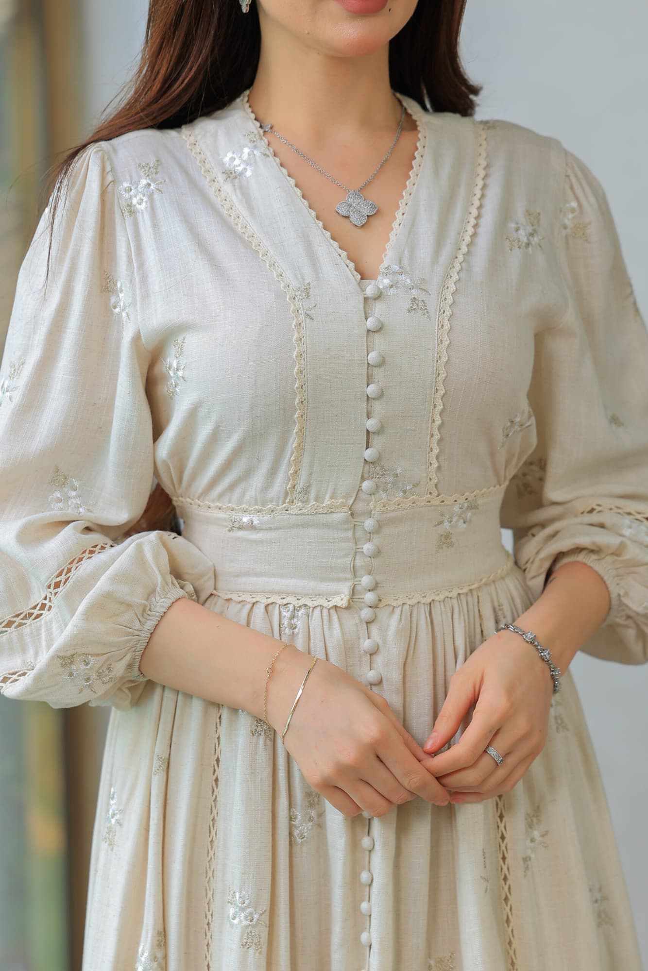 فستان طويل بتصميم كلاسيكي ولمسات عصرية