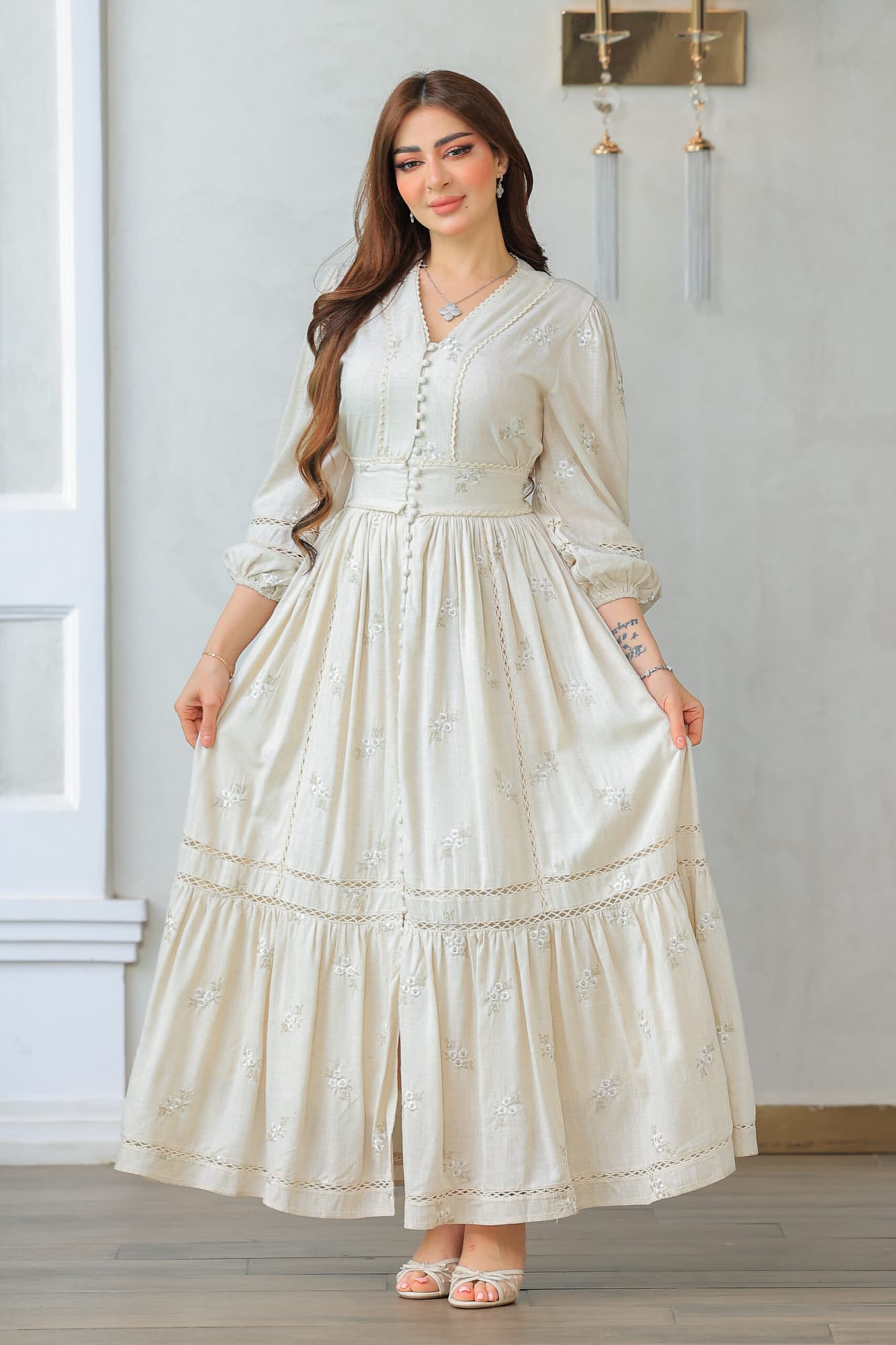 فستان طويل بتصميم كلاسيكي ولمسات عصرية