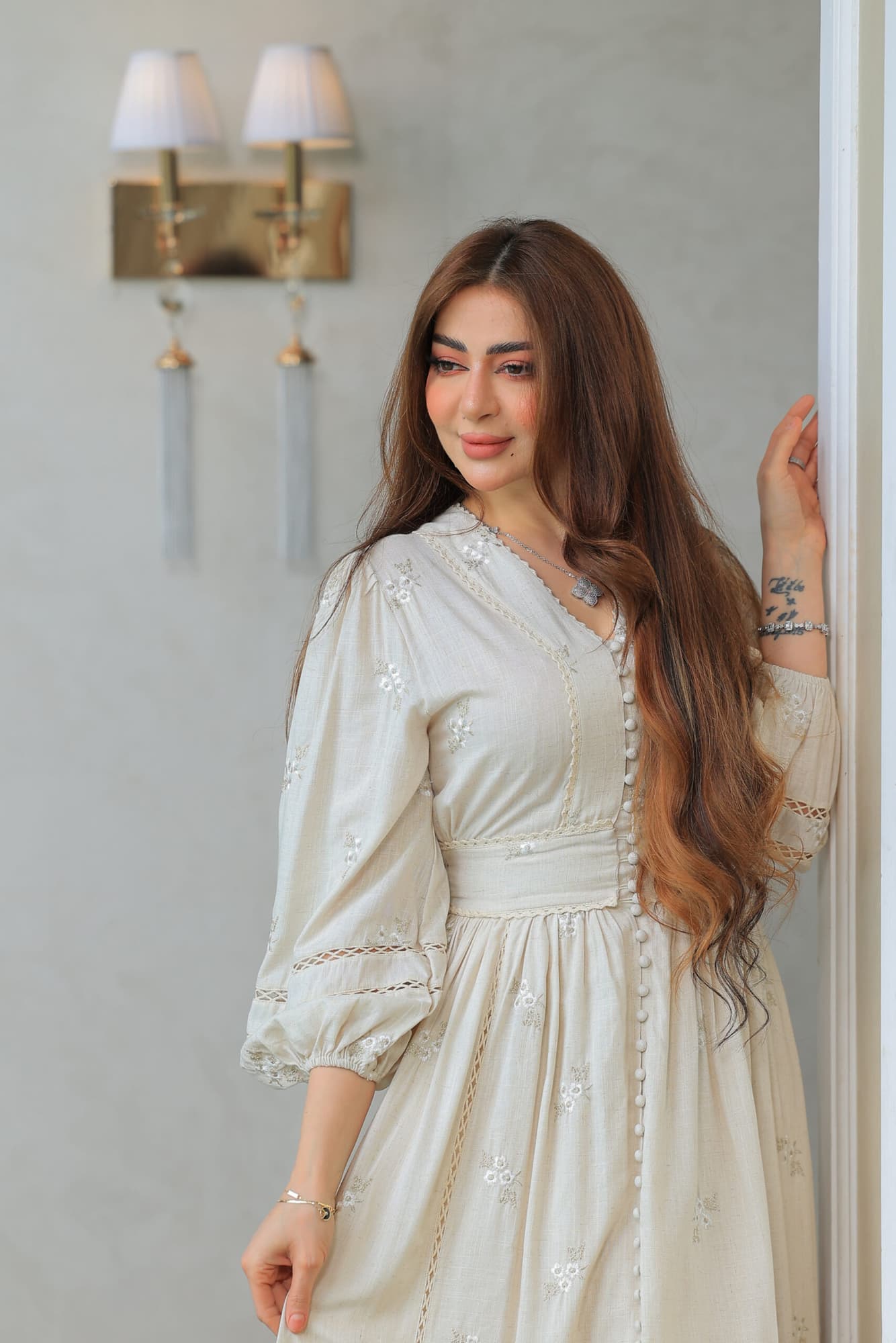 فستان طويل بتصميم كلاسيكي ولمسات عصرية