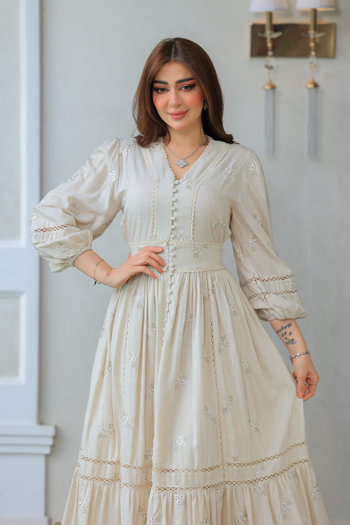 فستان طويل بتصميم كلاسيكي ولمسات عصرية