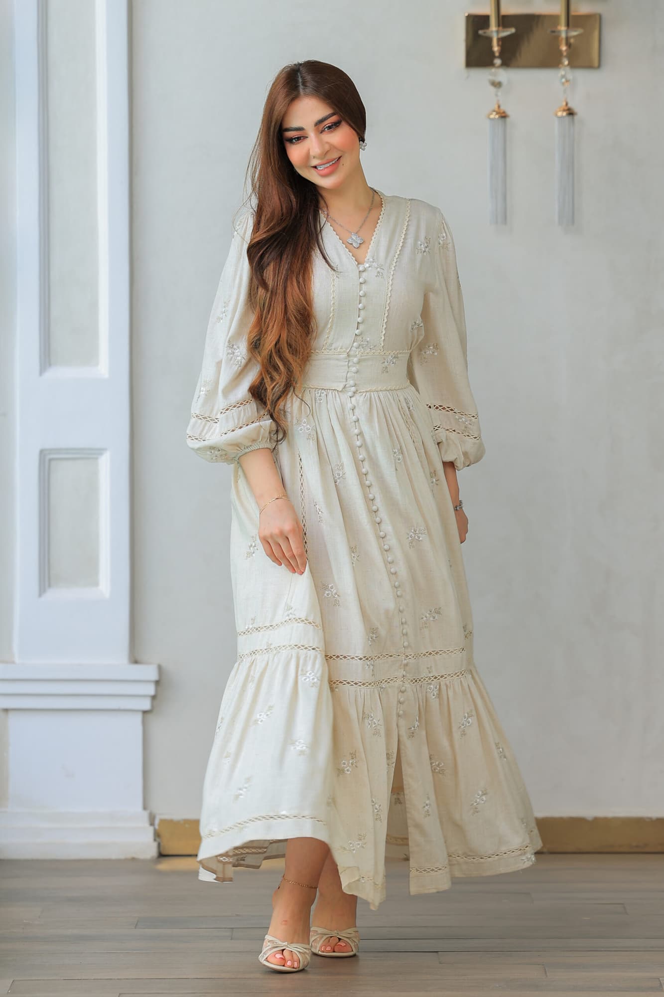 فستان طويل بتصميم كلاسيكي ولمسات عصرية