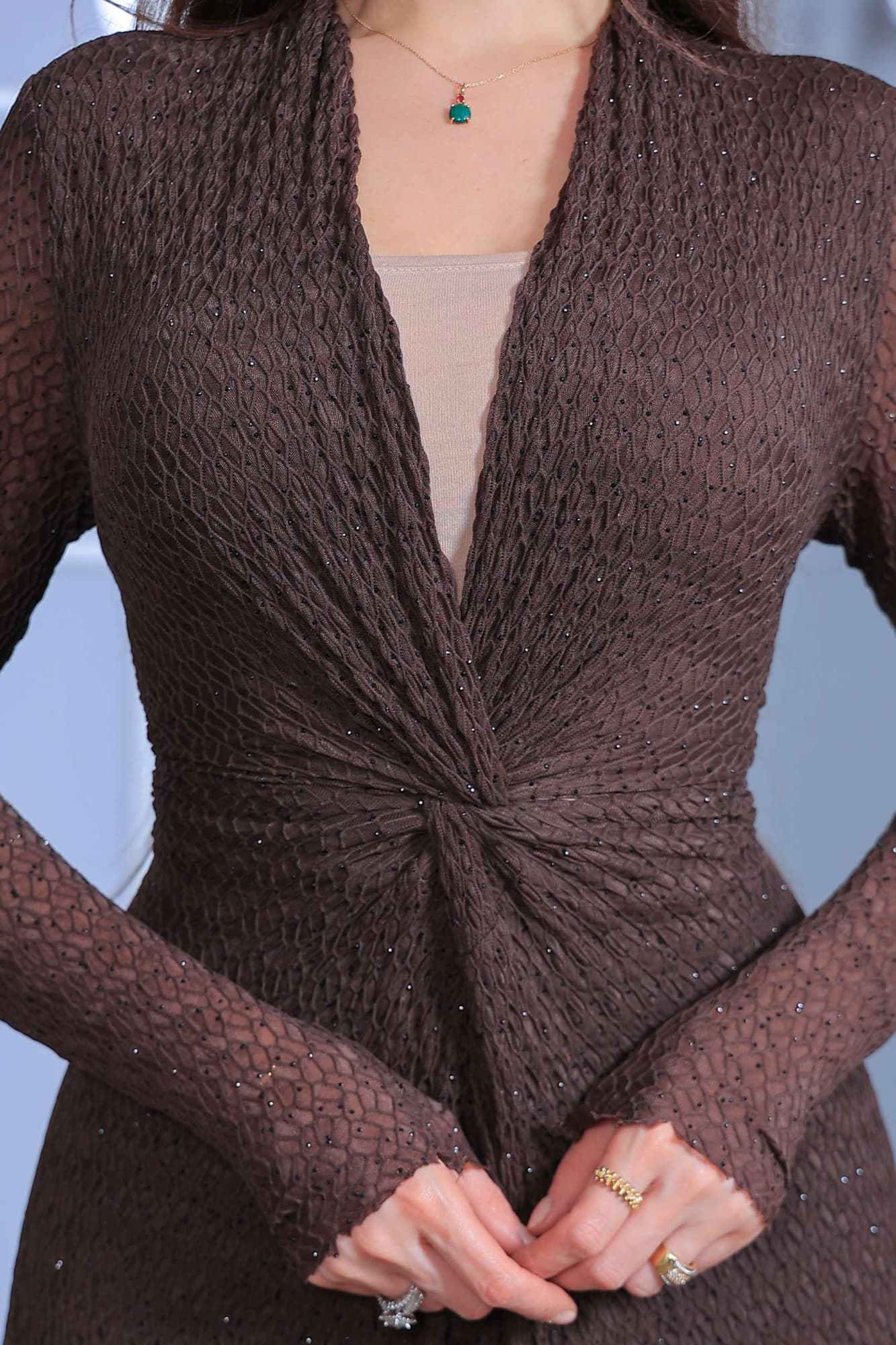 فستان سهرة طويل يتميز بقصّة لف (Wrap) أنيقة مع فتحة صدر على شكل V بني