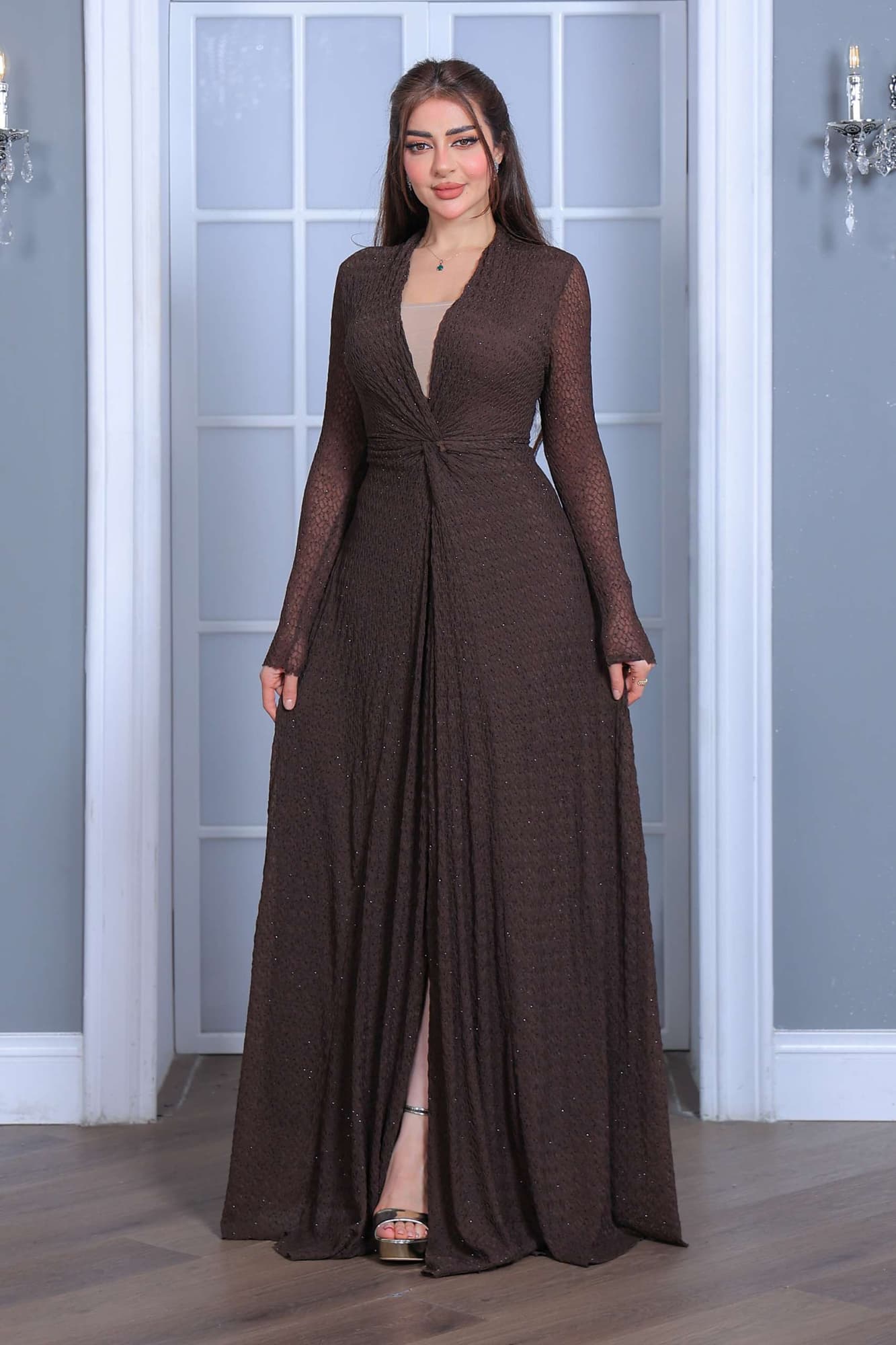 فستان سهرة طويل يتميز بقصّة لف (Wrap) أنيقة مع فتحة صدر على شكل V