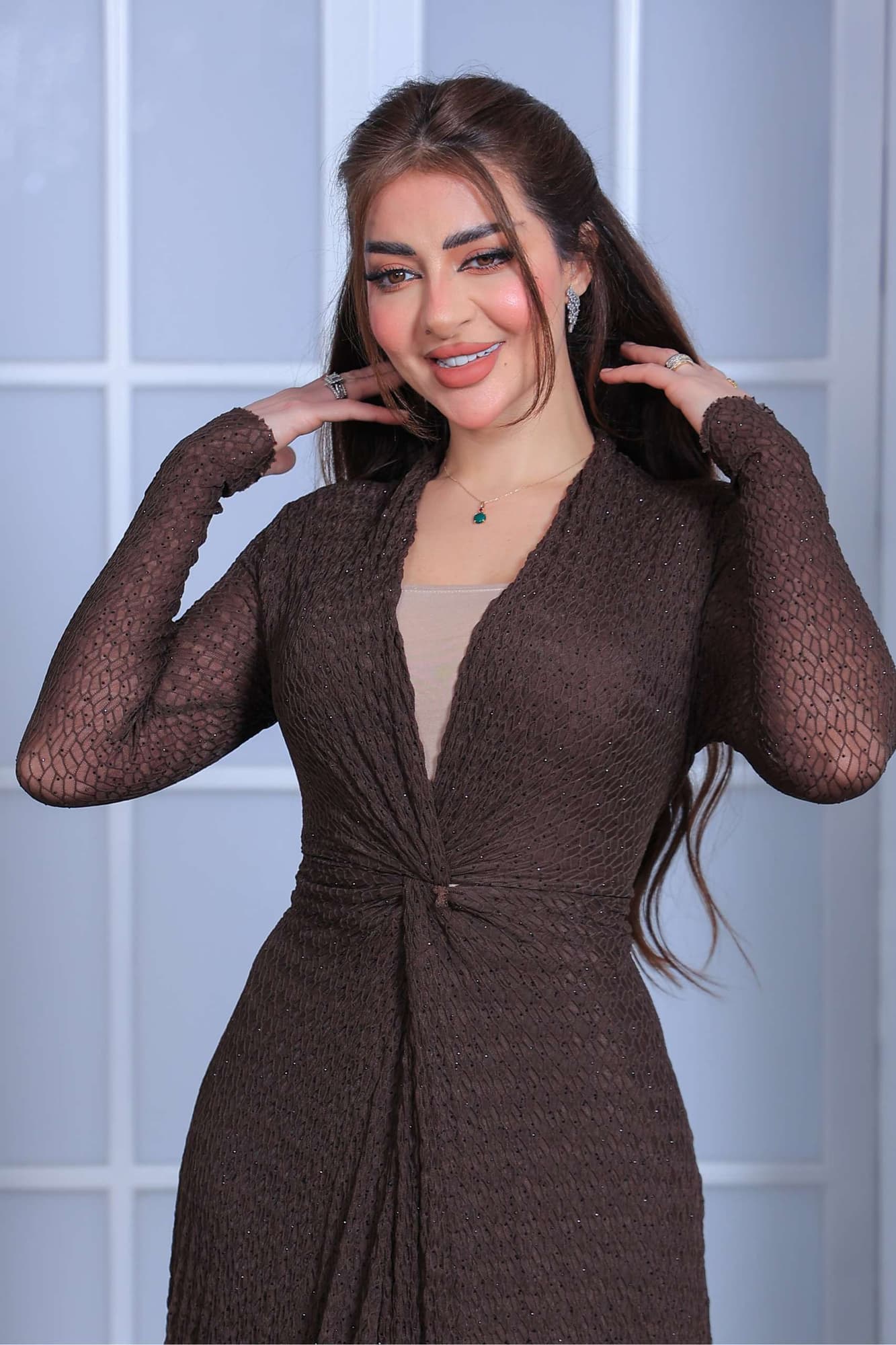 فستان سهرة طويل يتميز بقصّة لف (Wrap) أنيقة مع فتحة صدر على شكل V