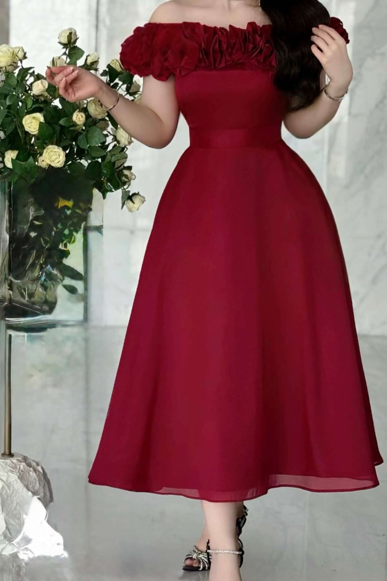 فستان ميدي أنيق بتصميم أوف شولدر يبرز الأكتاف بنعومة