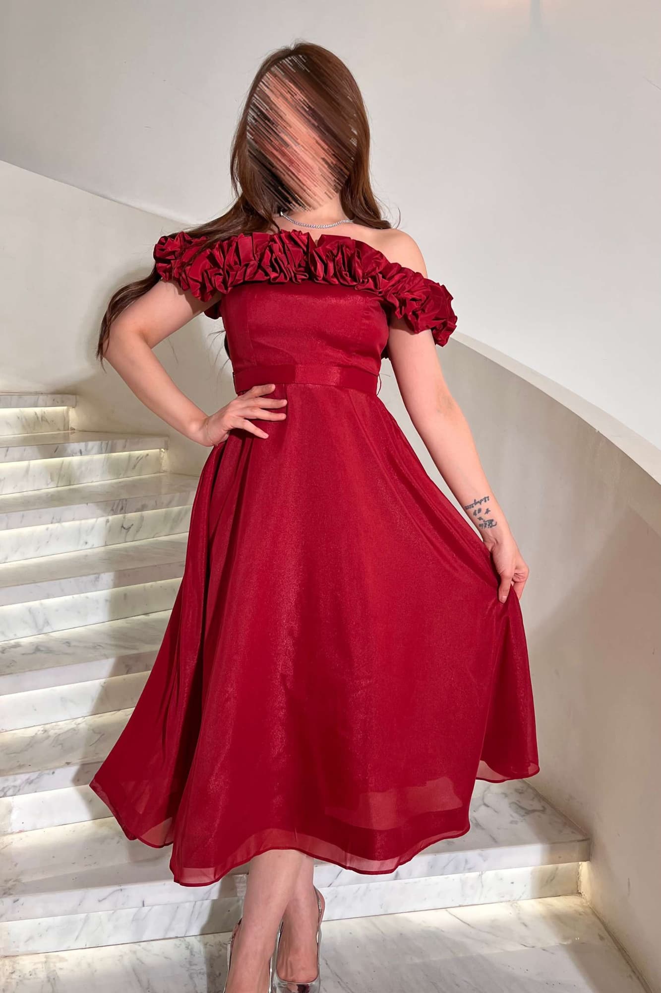 فستان ميدي أنيق بتصميم أوف شولدر يبرز الأكتاف بنعومة