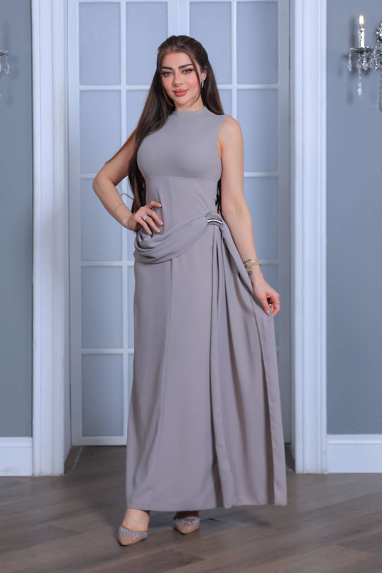 فستان ناعم بتصميم راقٍ يعكس هدوءًا وفخامة في آنٍ واحد بقصّة ناعمة تبرز القوام بانسيابية