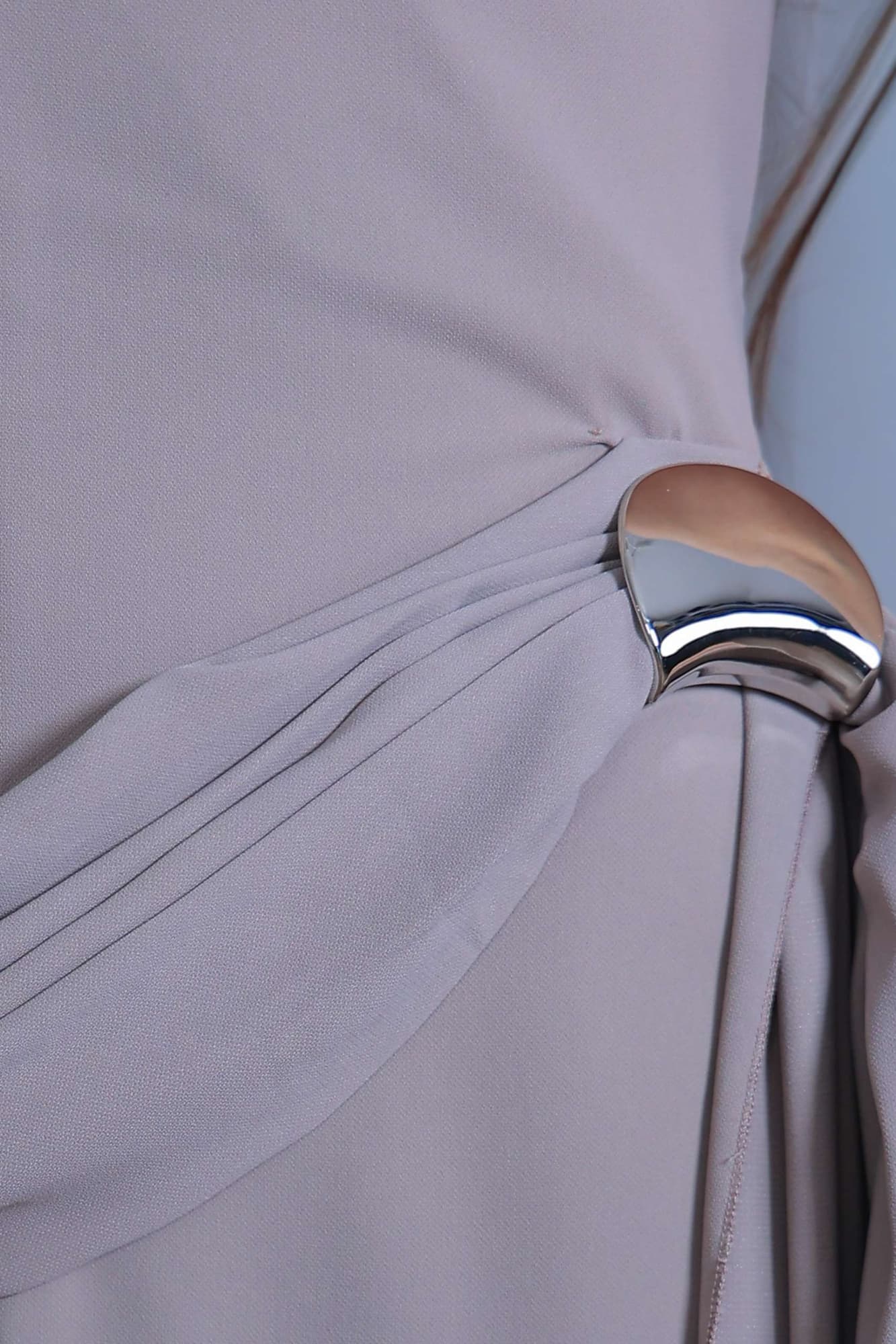 فستان ناعم بتصميم راقٍ يعكس هدوءًا وفخامة في آنٍ واحد بقصّة ناعمة تبرز القوام بانسيابية