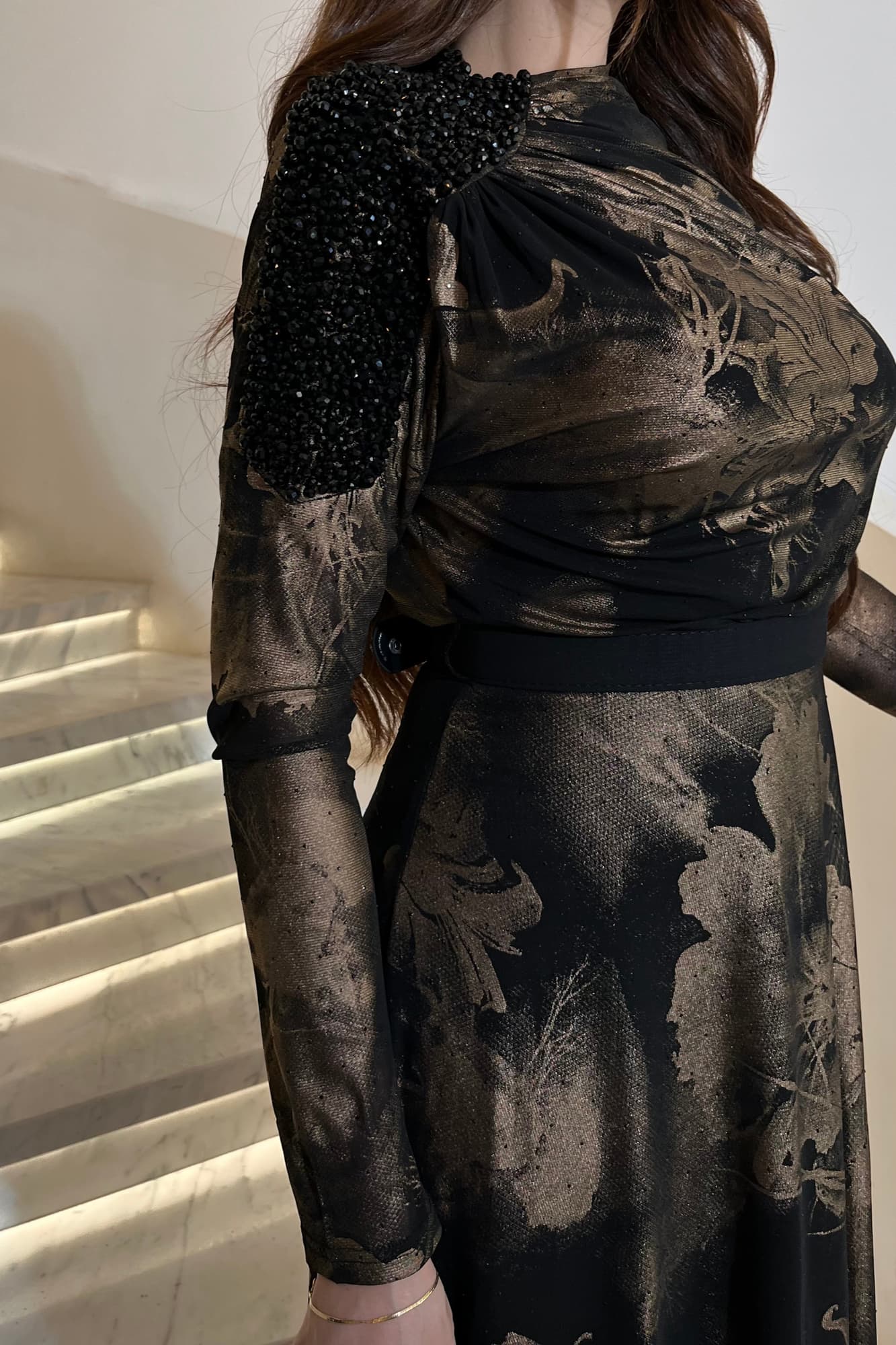 فستان سهره بطبعات لامعه مزين بتطريز على الأكتاف نحاسي