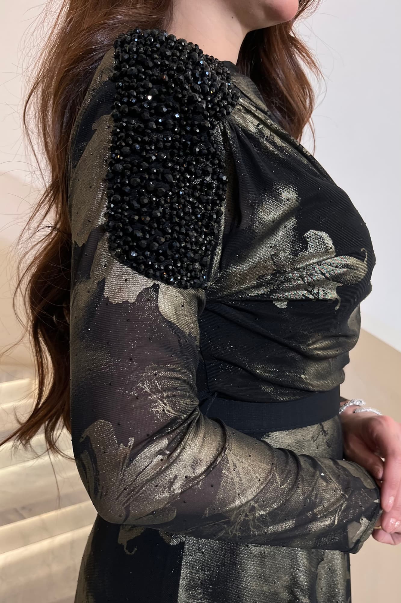 فستان سهره بطبعات لامعه مزين بتطريز على الأكتاف اسود