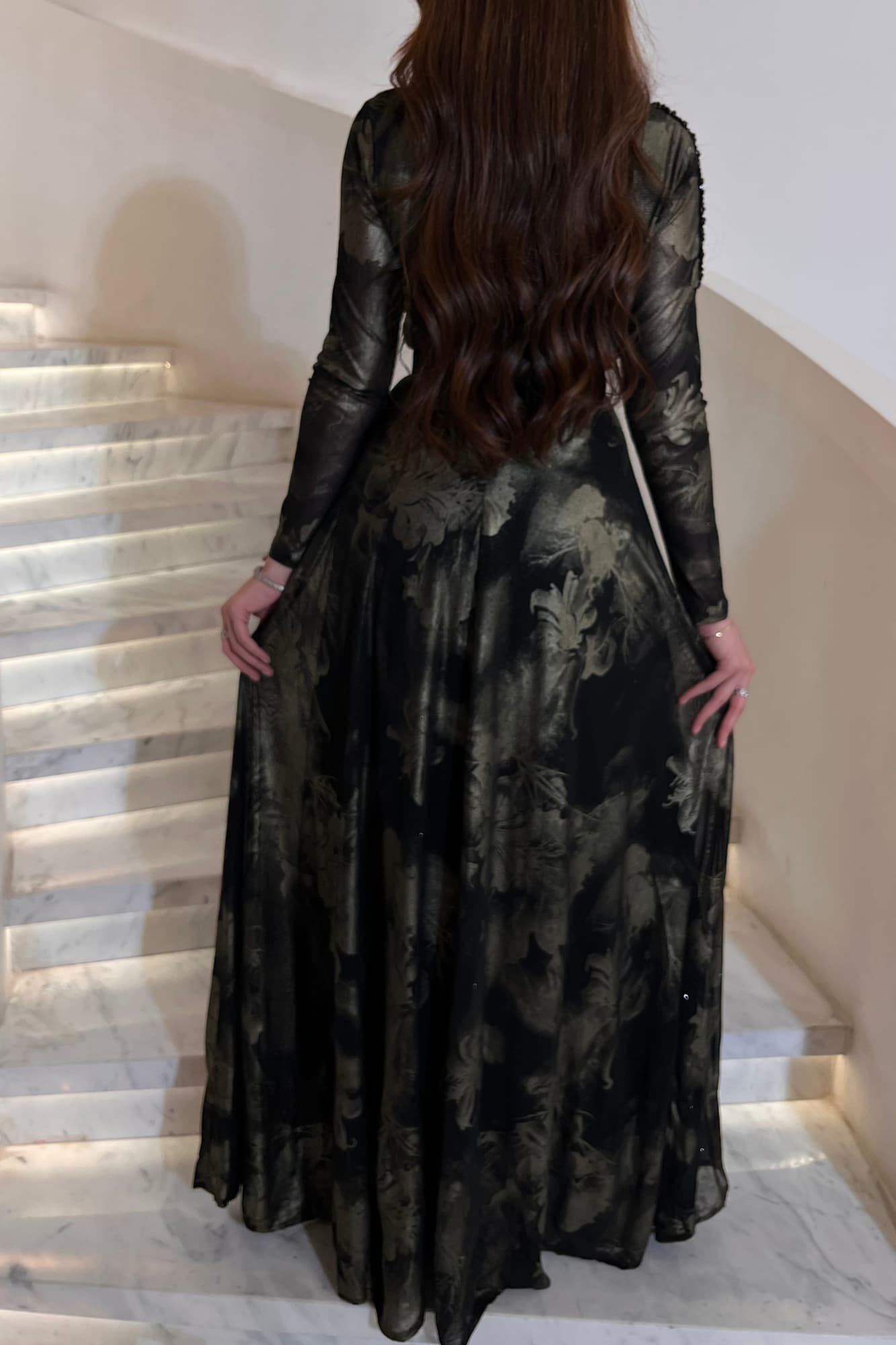 فستان سهره بطبعات لامعه مزين بتطريز على الأكتاف