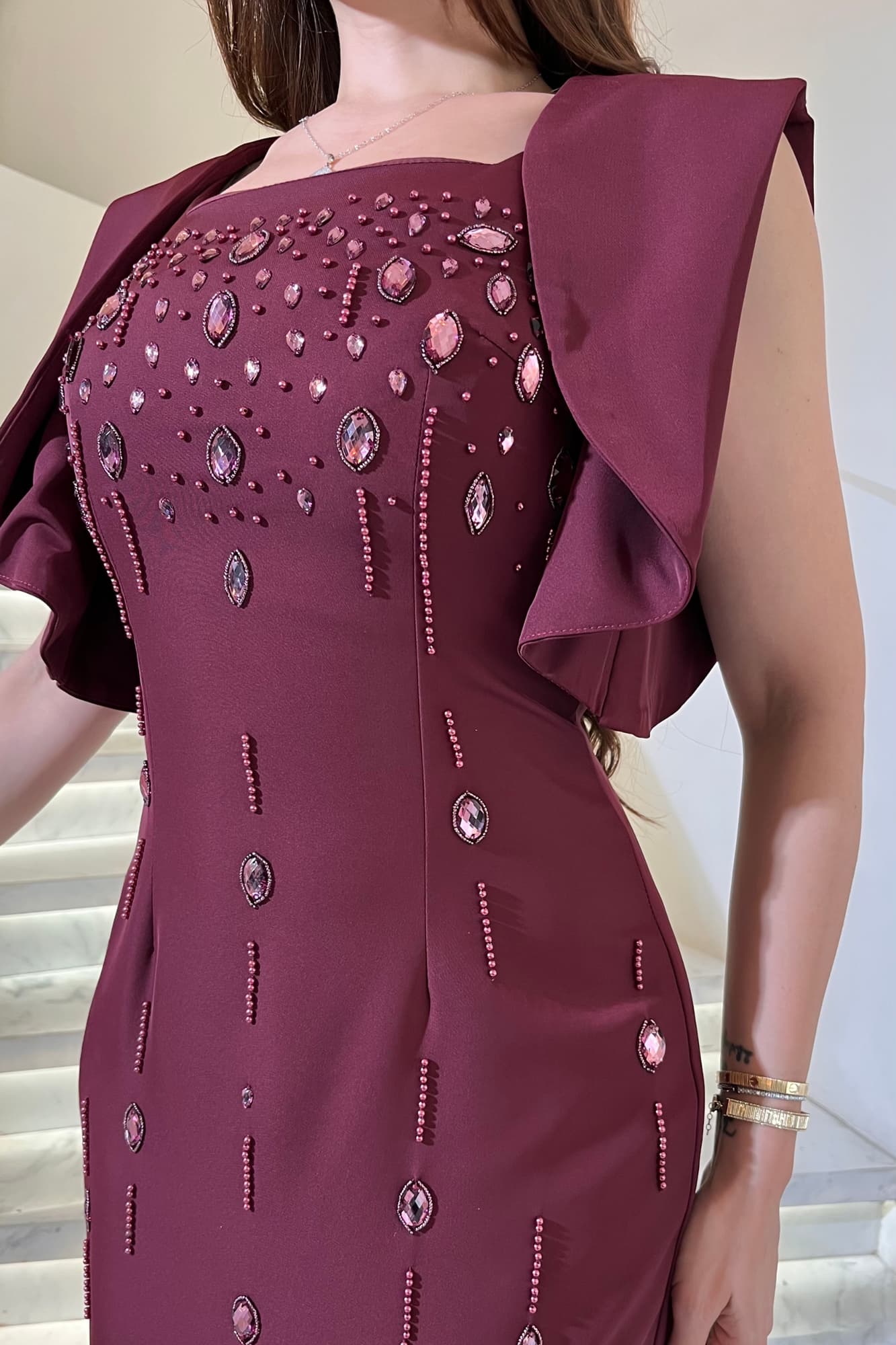 فستان سهرة طويل بتصميم أنيق ينساب على القوام ويبرز أنوثته burgundy