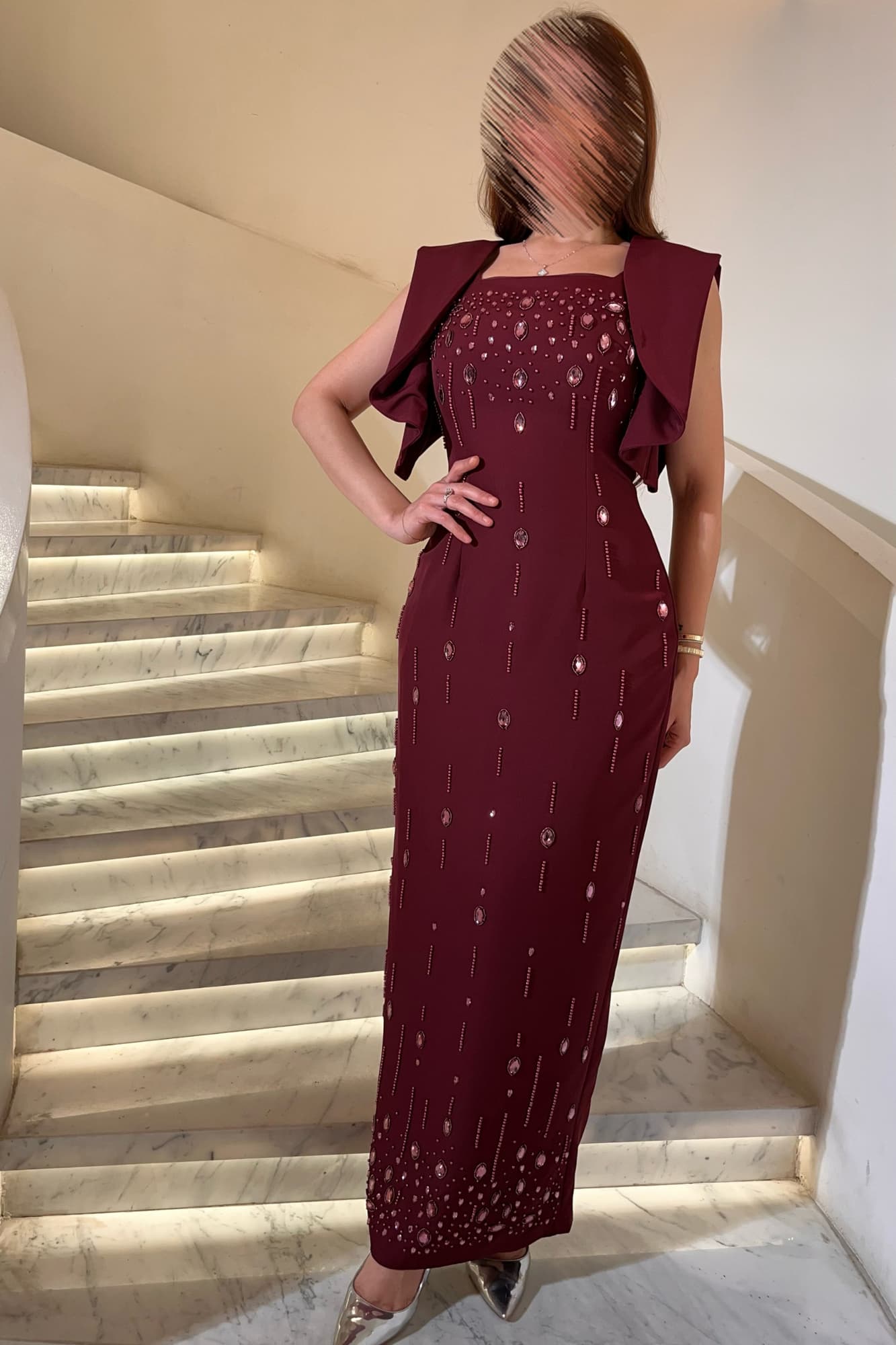 فستان سهرة طويل بتصميم أنيق ينساب على القوام ويبرز أنوثته